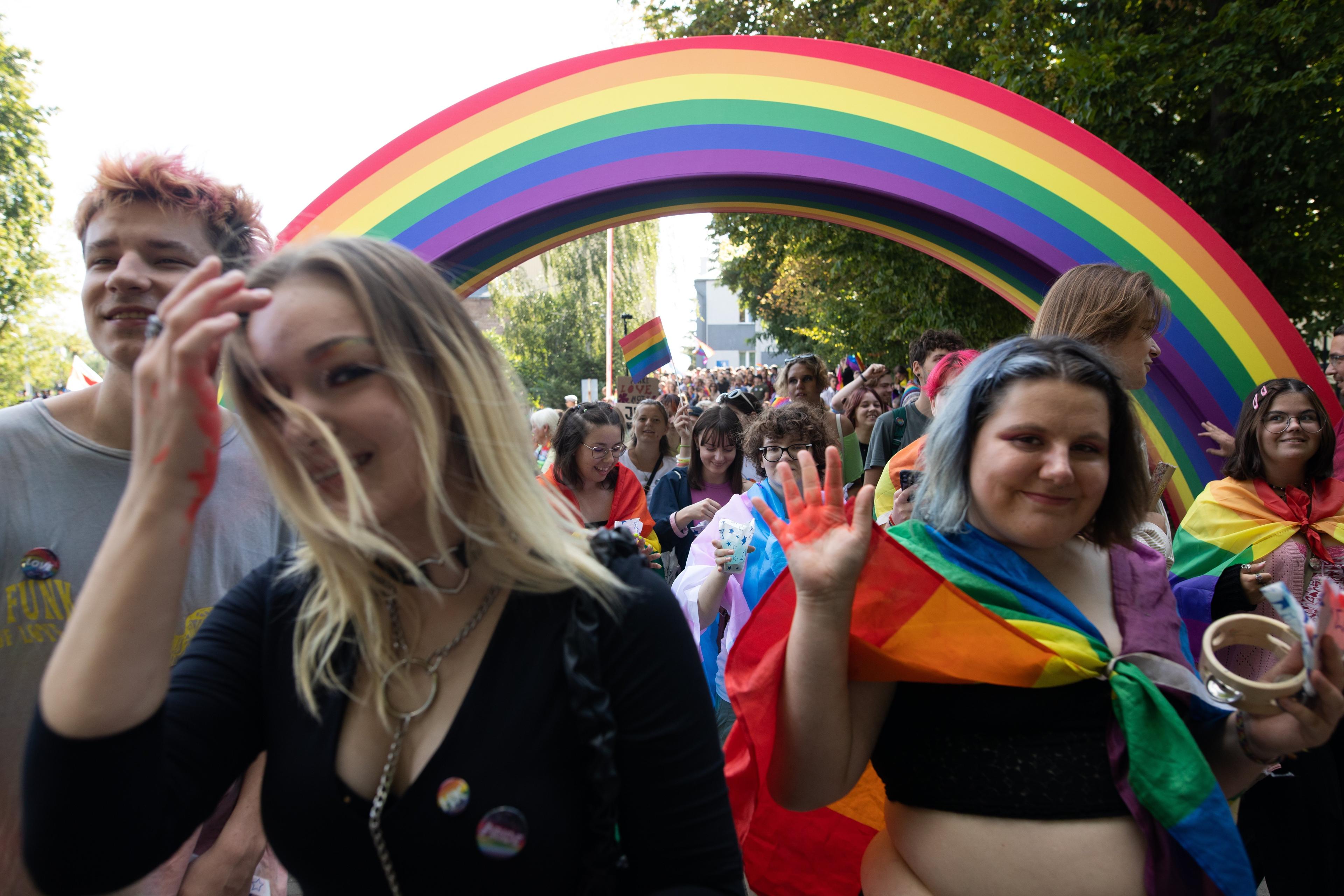 Na zdjęciu kolorowy tłum idzie ulicami Lublina podczas czwartego marszu równości w tym mieście
