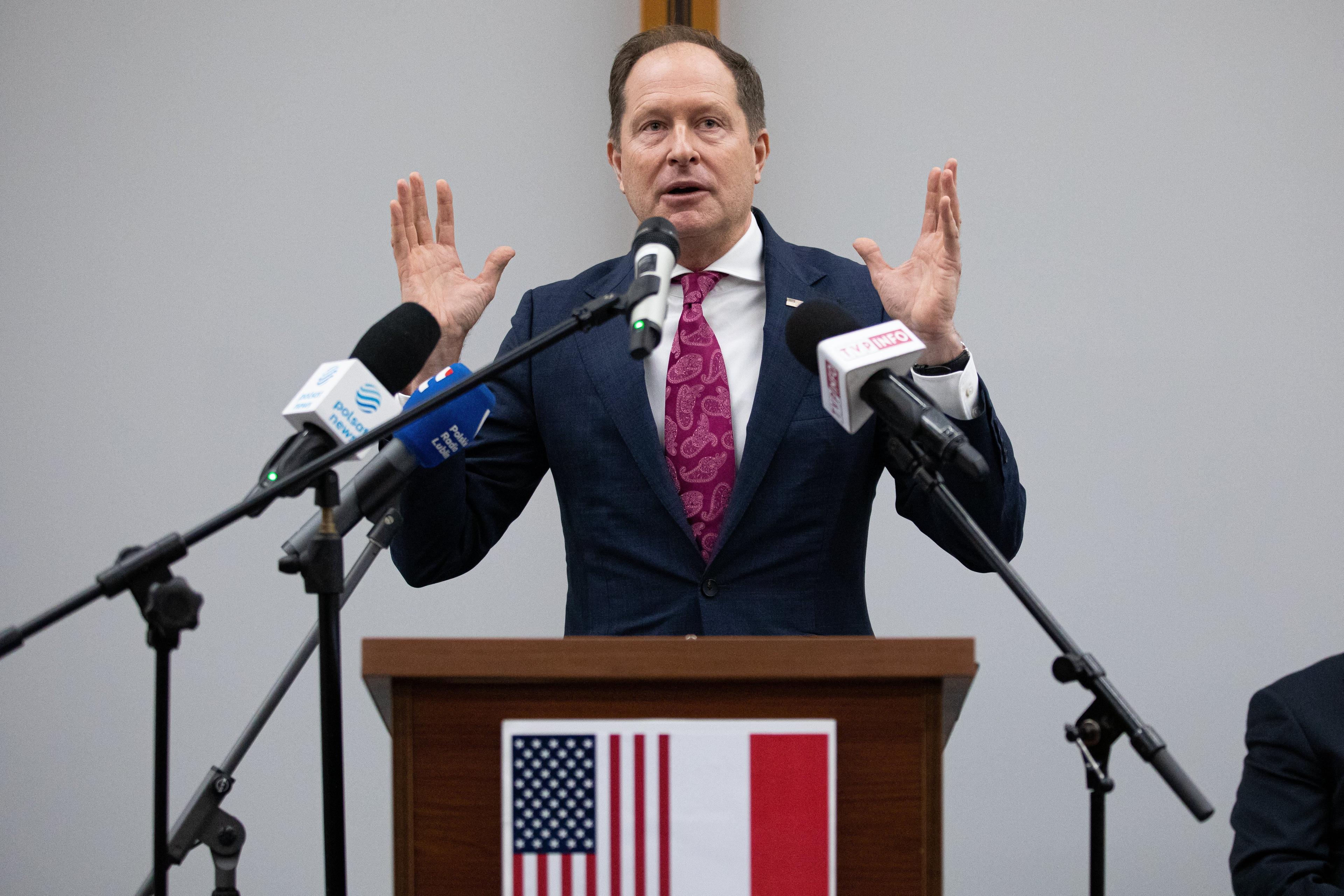 Ambasador USA w Polsce Mark Brzezinski przemawia stojąc przy mównicy