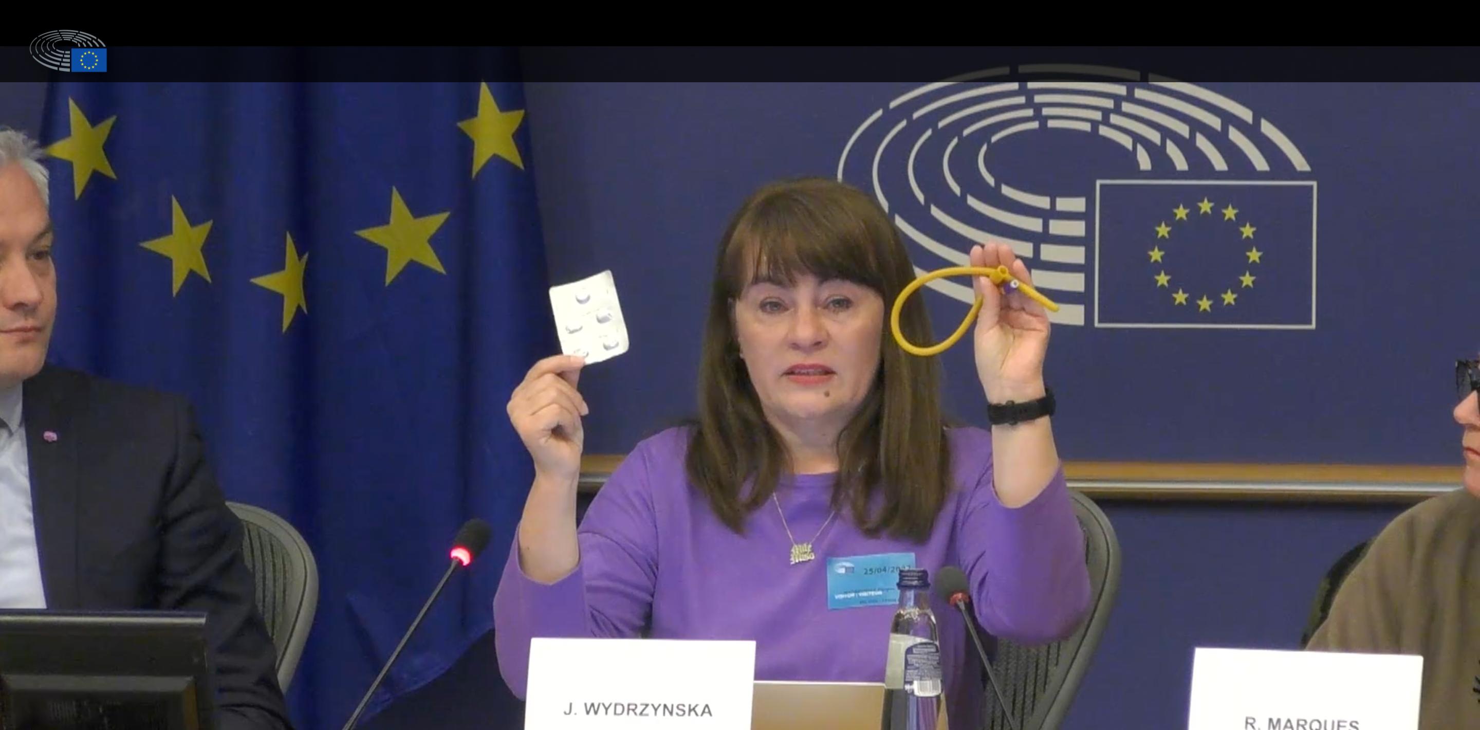 Justyna Wydrzyńska w Parlamencie Europejskim trzyma w dłoniach tabletki aborcyjne i cewnik Foleya, 25 kwietnia 2023
