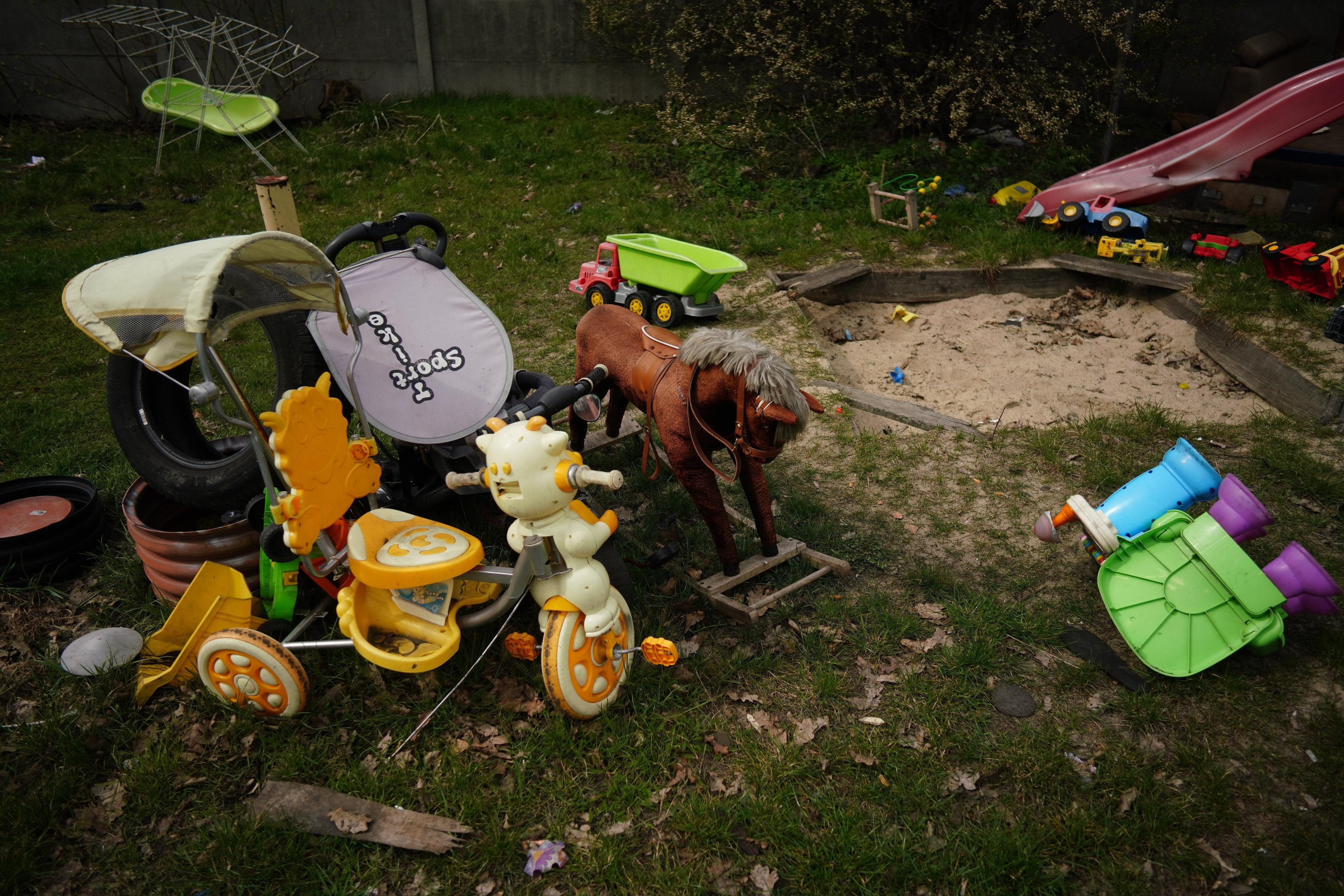 Połamane zabawki na podwórku kamienicy w której mieszkał 8-letni Kamil