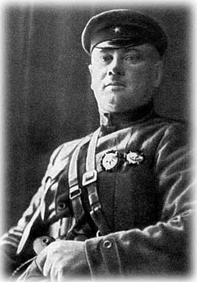 Mężczyzna w mundurze sowieckiego komisarza, przy orderach