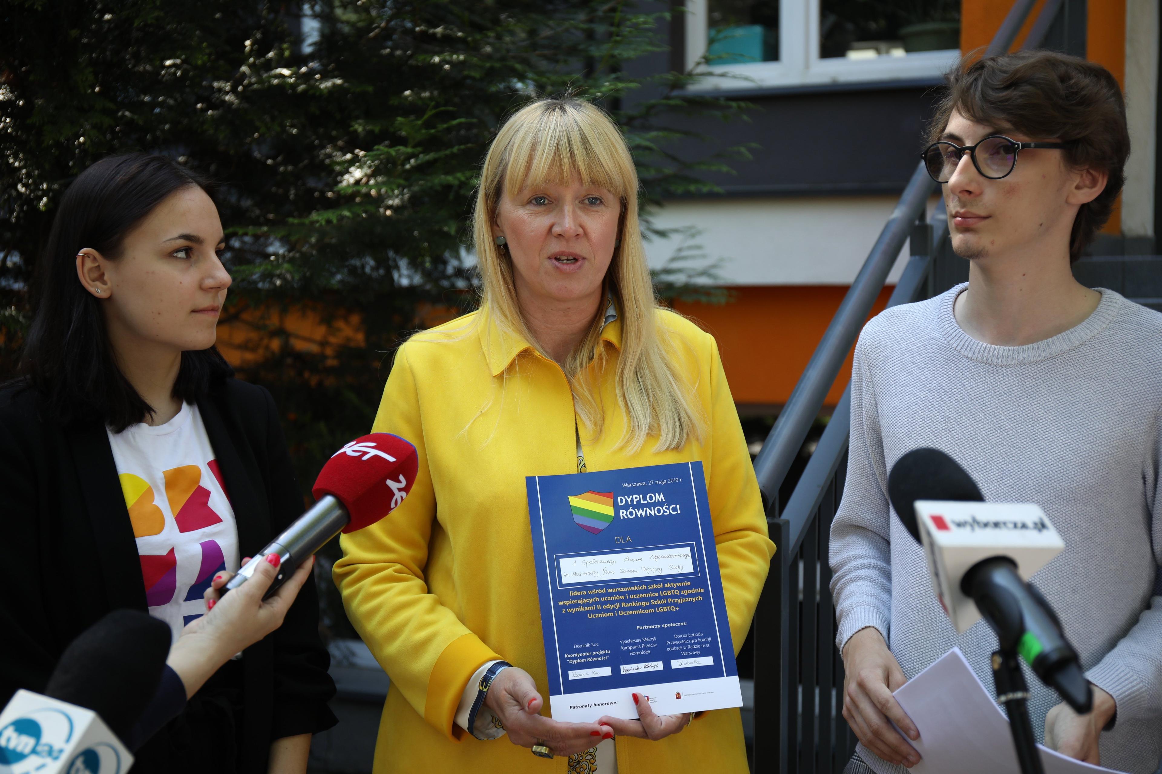 Na zdjęciu dyrektorka ISLO "Bednarska" w Warszawie odbierająca dyplom za przyjazność uczniom LGBT+