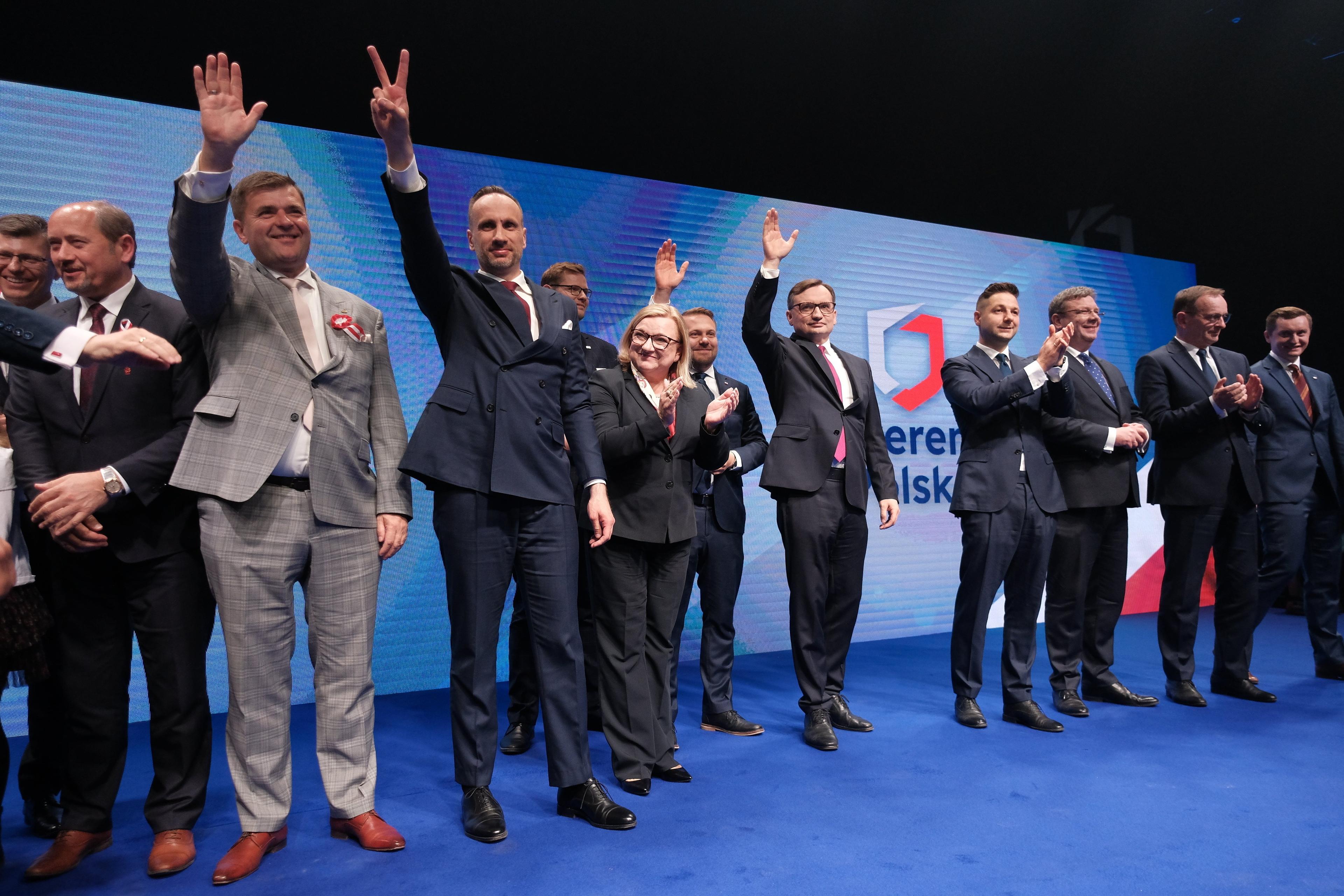 Politycy Suwerennej Polski cieszą się na scenie podczas konwencji założycielskiej swojej partii