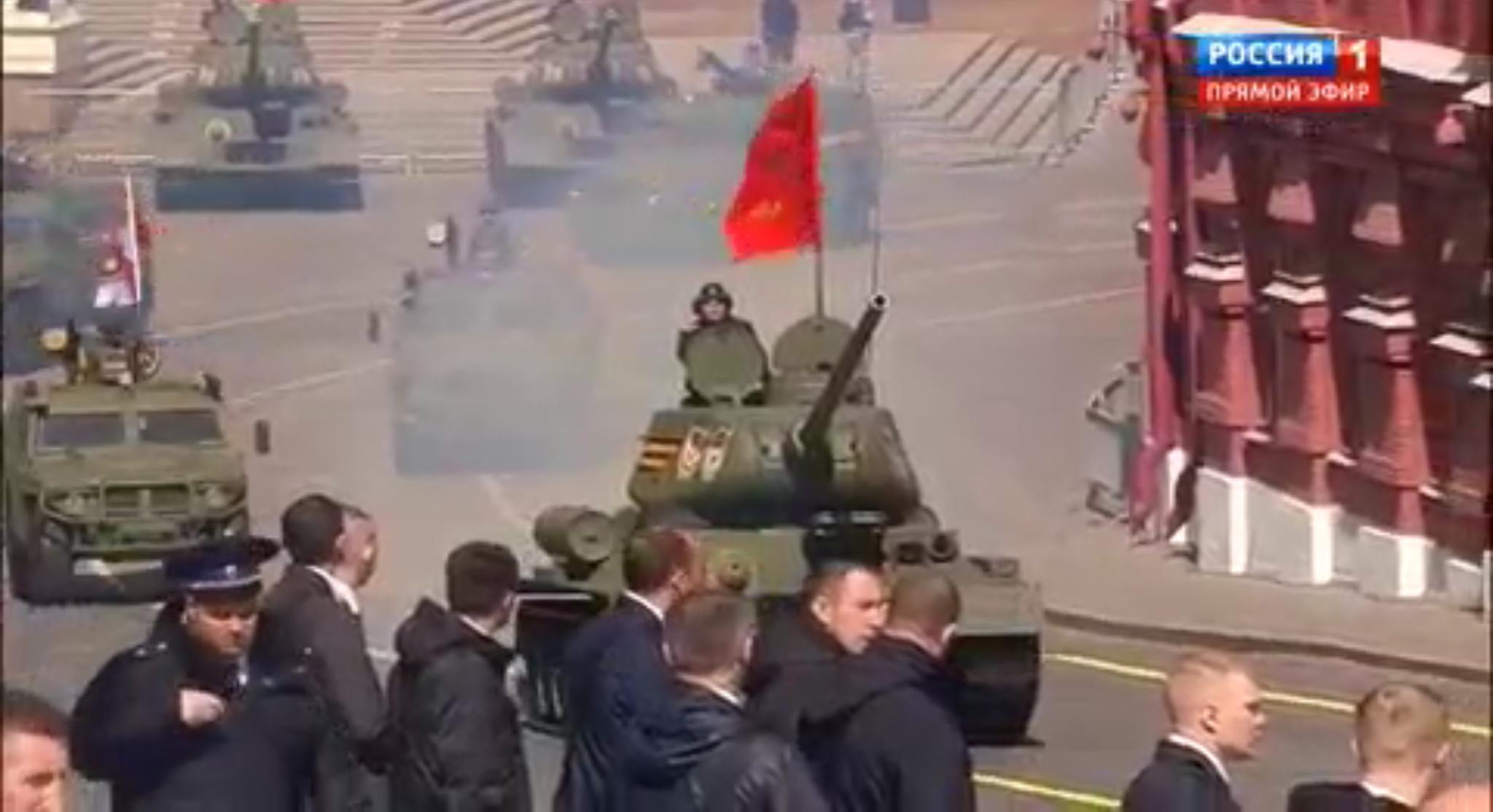 czołg z czewronym sztandarem na paradzie