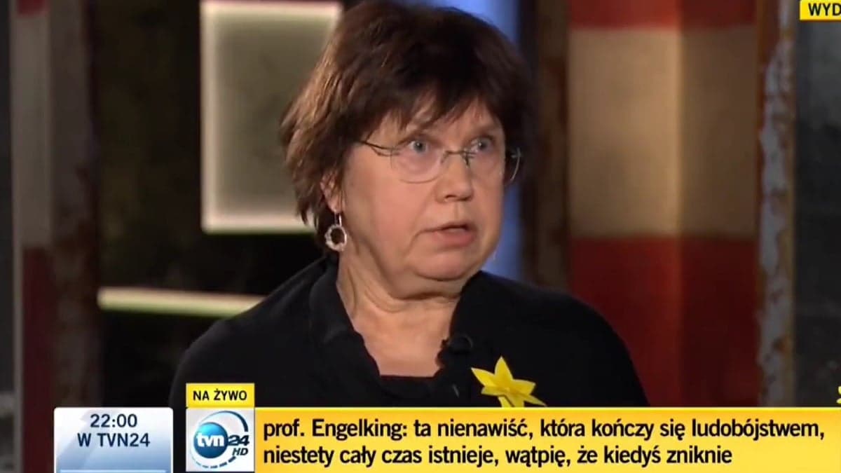 Prof. Barbara Engelking w programie TVN. Ma przypięty do bluzki papierowy żółty żonkil. Na „pasku” napis: prof. Engelking: ta nienawiść, która kończy się ludobójstwem, niestety cały czas istnieje, wątpię, że kiedyś zniknie. Antysemityzm