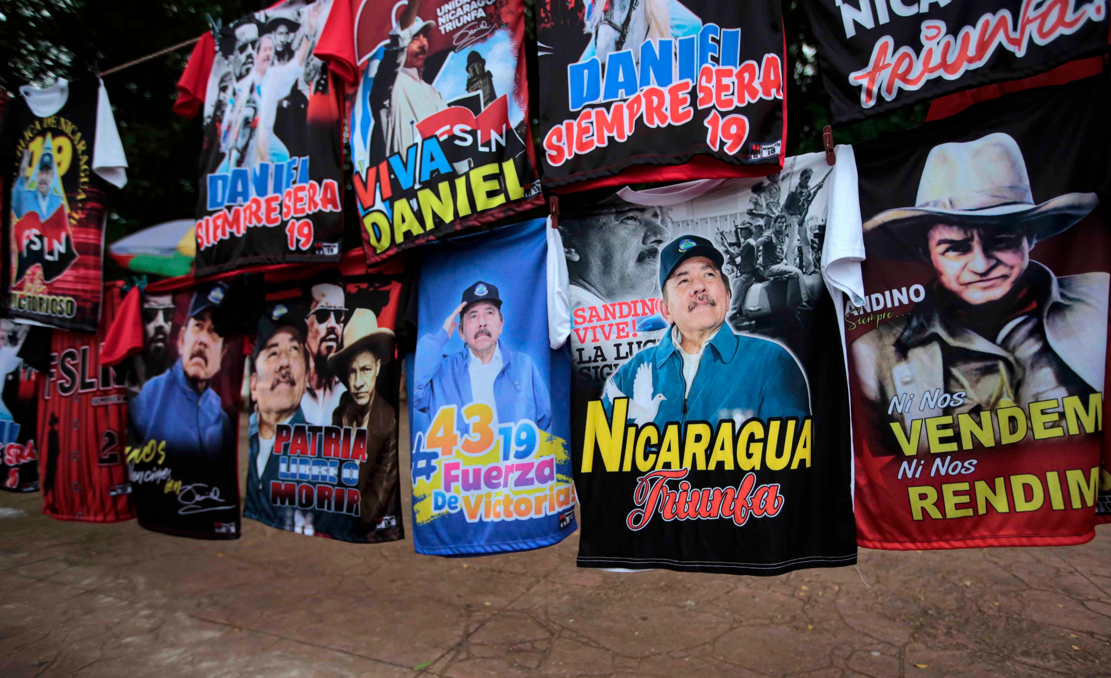 Stpisko z koszulkami z podobizną prezydenta Nikaragui Daniela Ortegi.