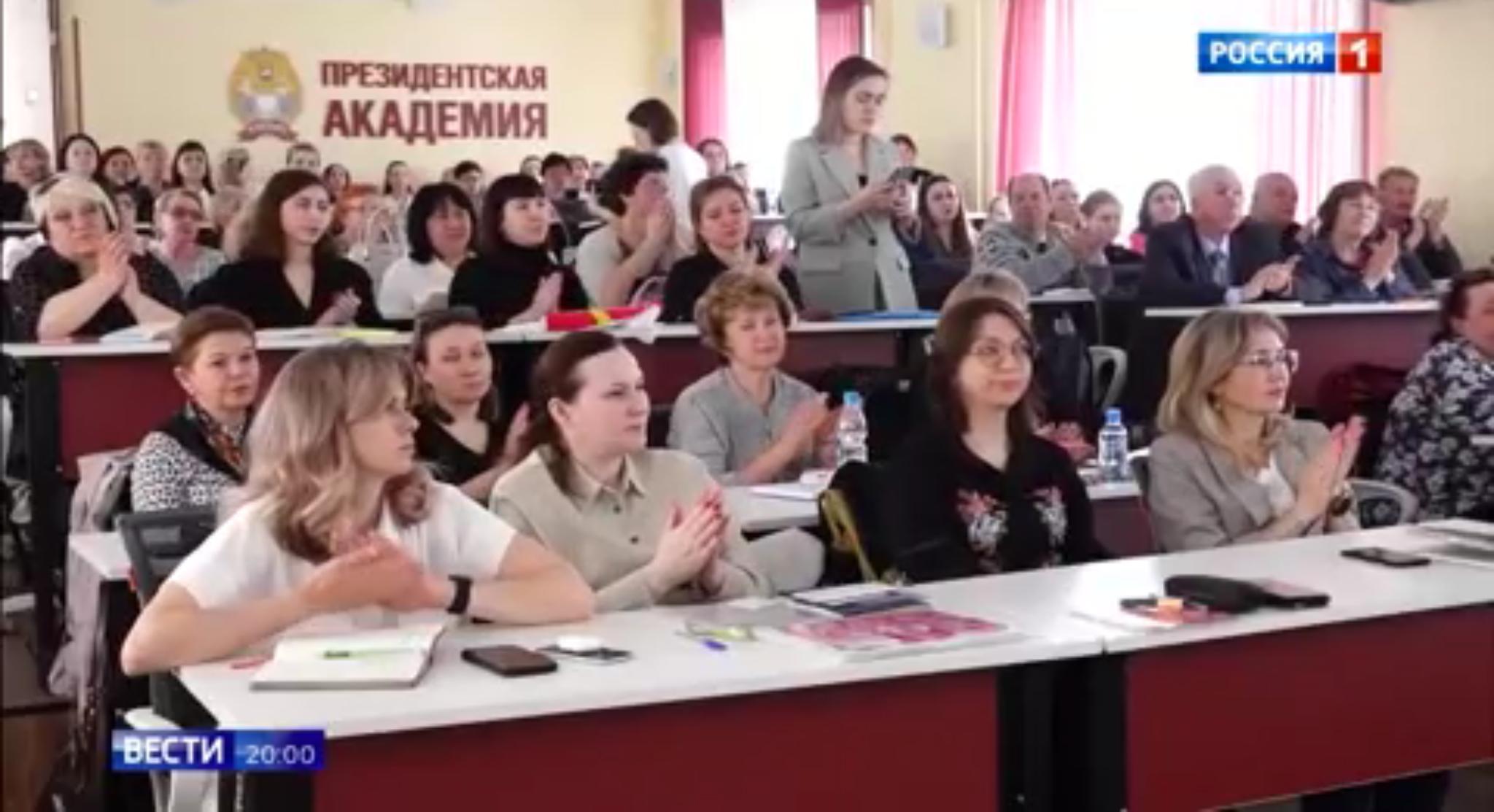 Kobiety siedzą w ławkach na szkoleniu o tym, jak pomagać na wojnie Putina