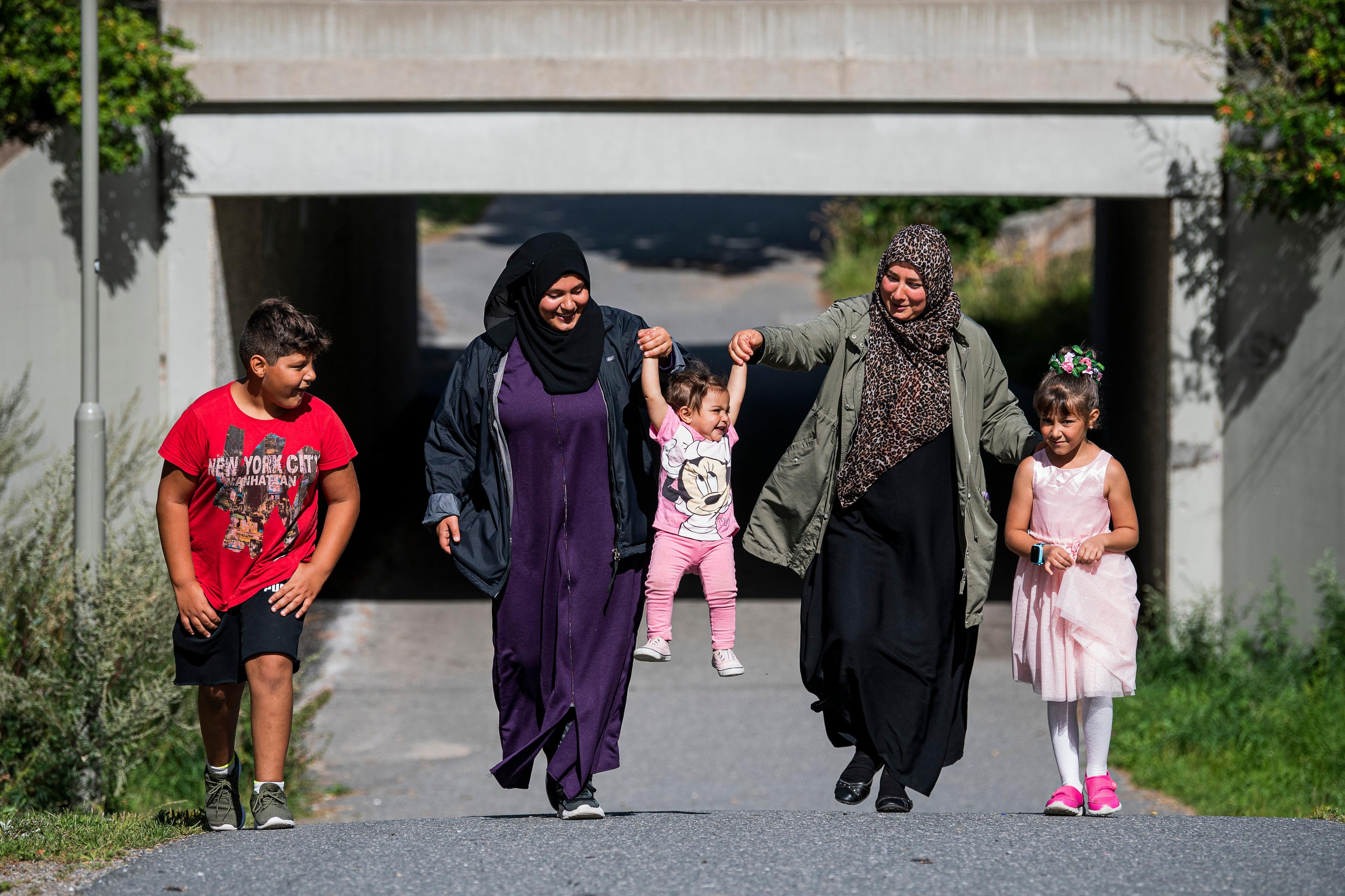 kobiety w hidżabach z dwójką dzieci