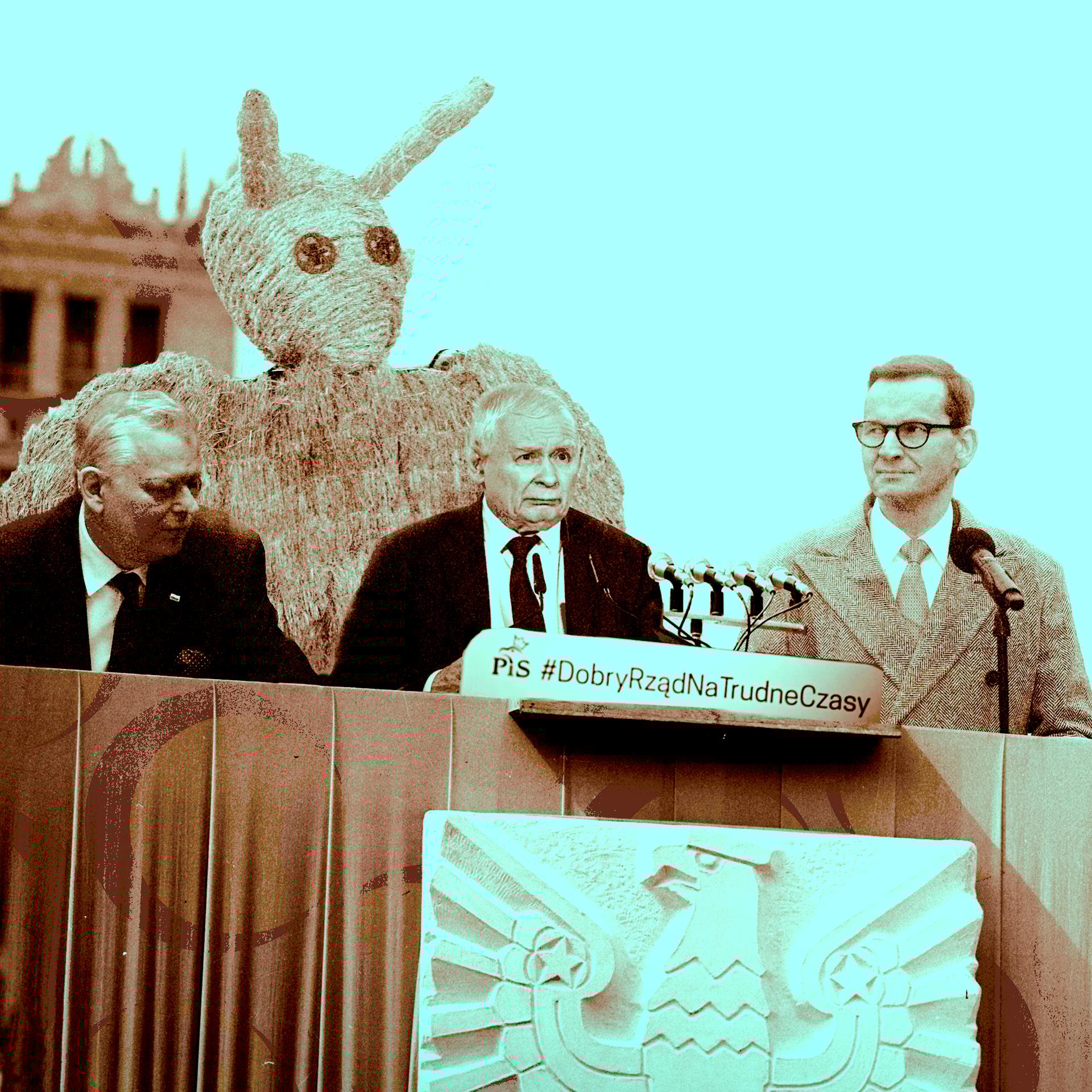 Fotomontaż – Marek Suski, Jarosław Kaczyński, Mateusz Morawiecki na PRL-owskiej trybunie, za ich plecami Miś z filmu Stanisława Barei