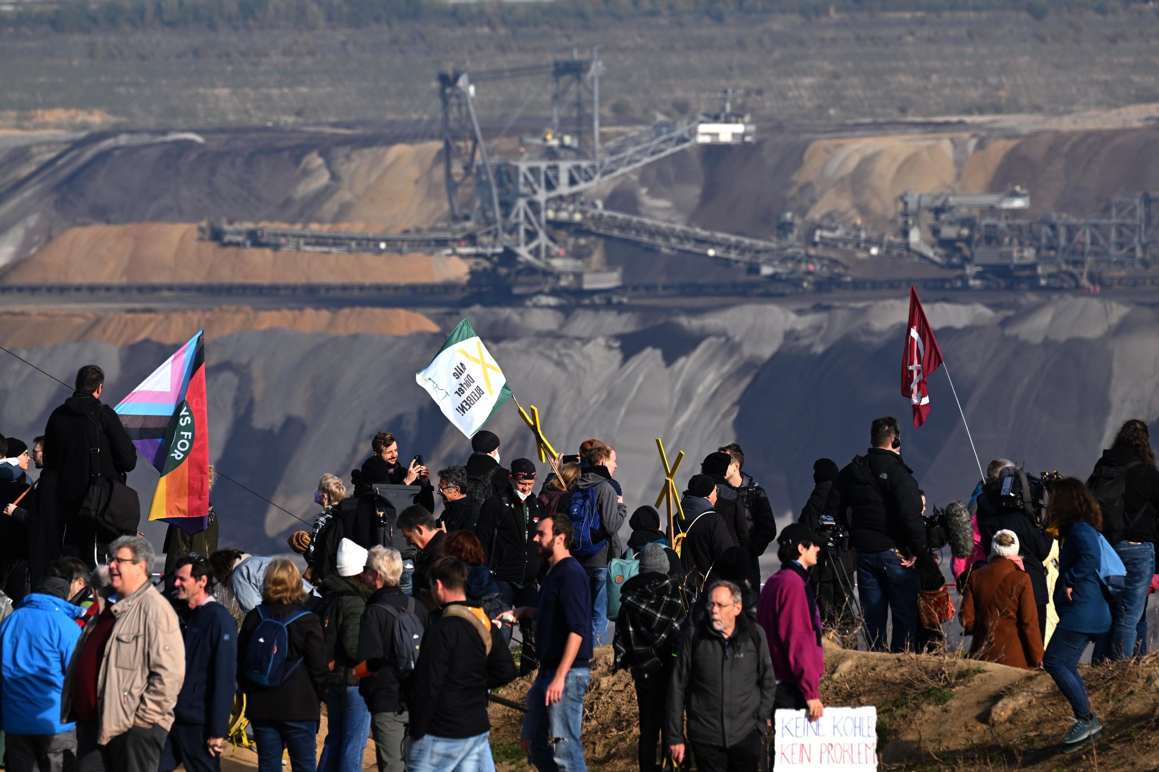 niemieccy aktywiści protestują na terenie kopalni odkrywkowej w Niemczech