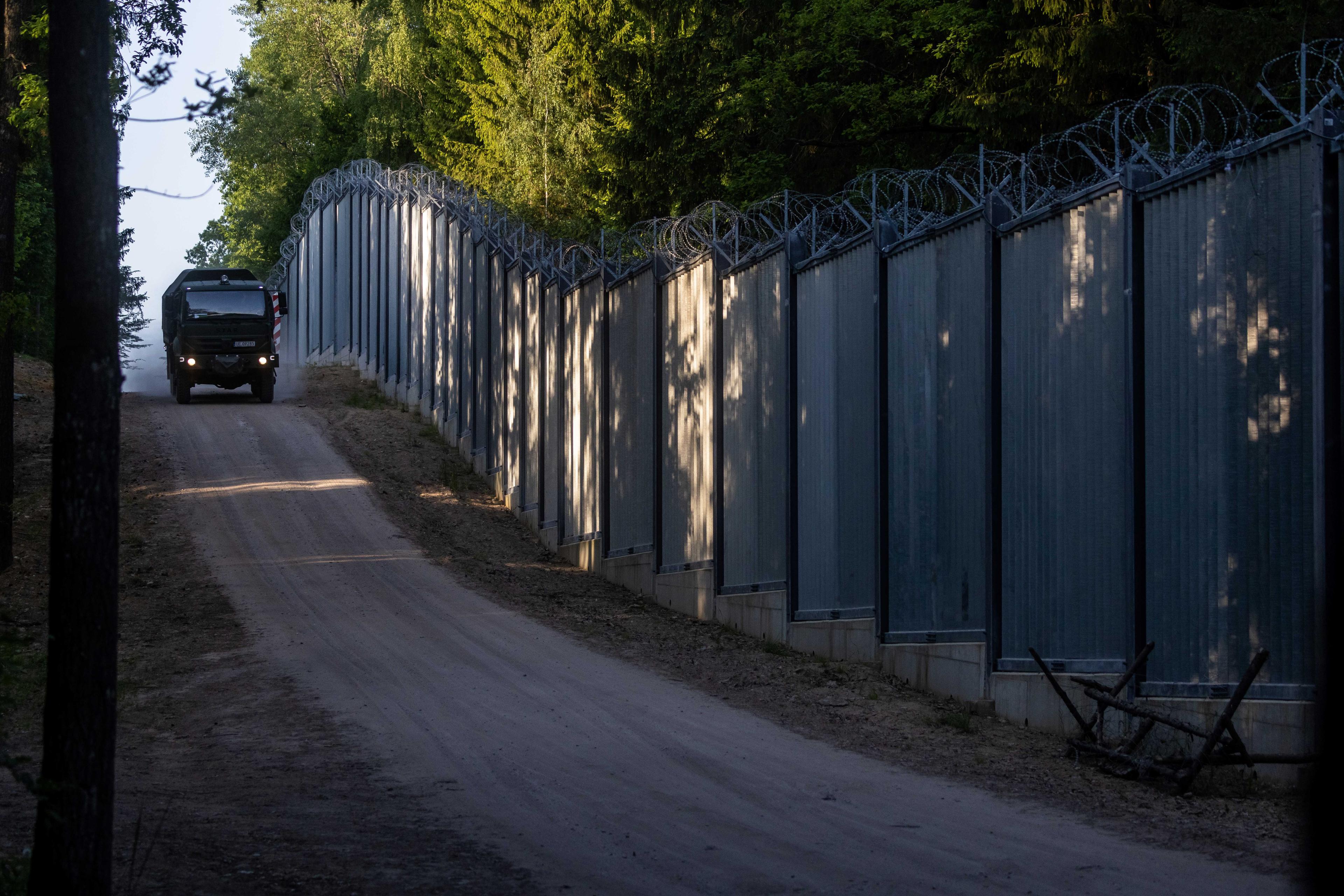 Straż graniczna w ciężarówce patroluje mur graniczny na granicy polsko-białoruskiej