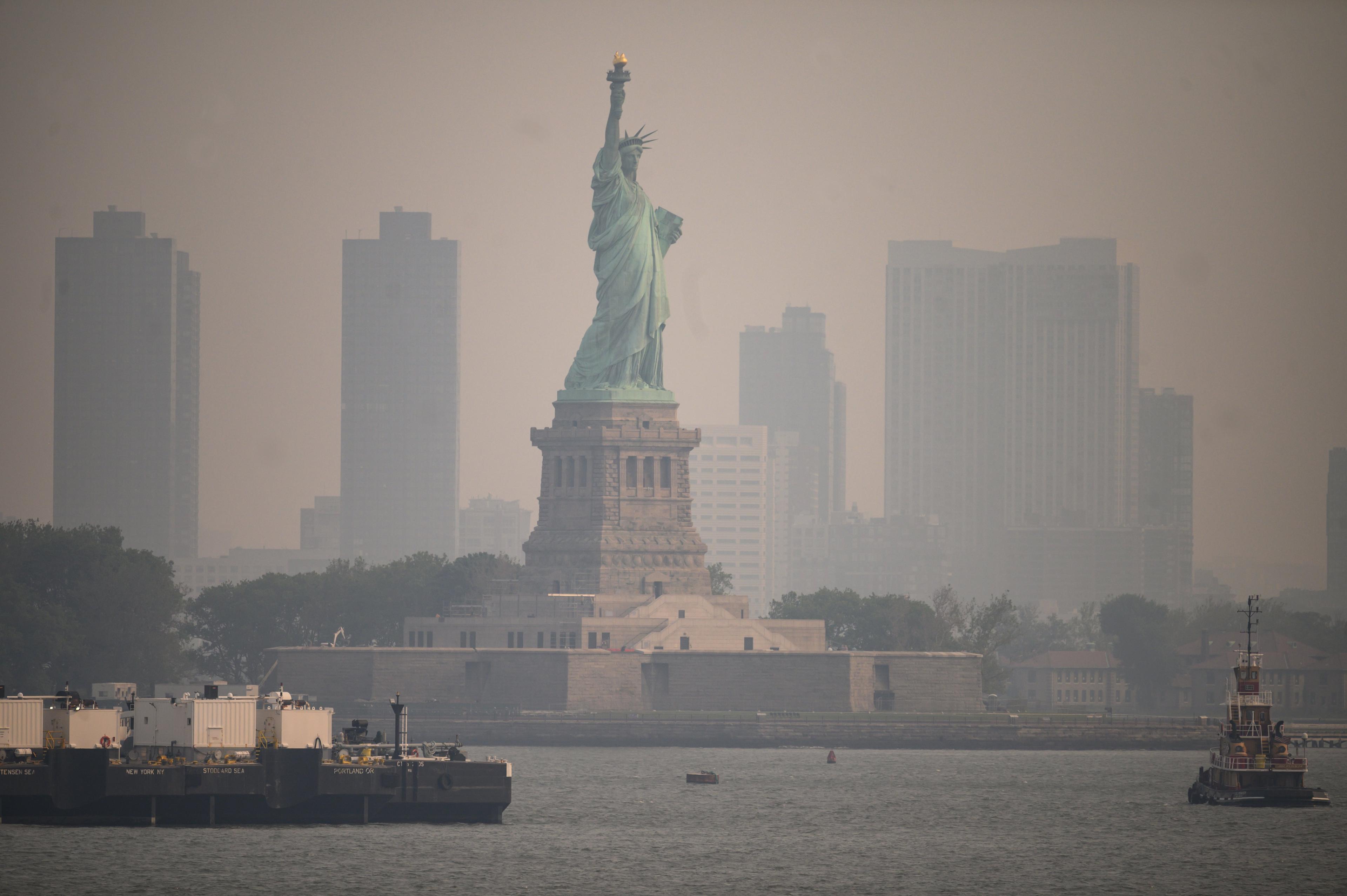 Panorama Nowego Jorku ze Statuą Wolności w dymie pochodzącym z pożarów w Kanadzie