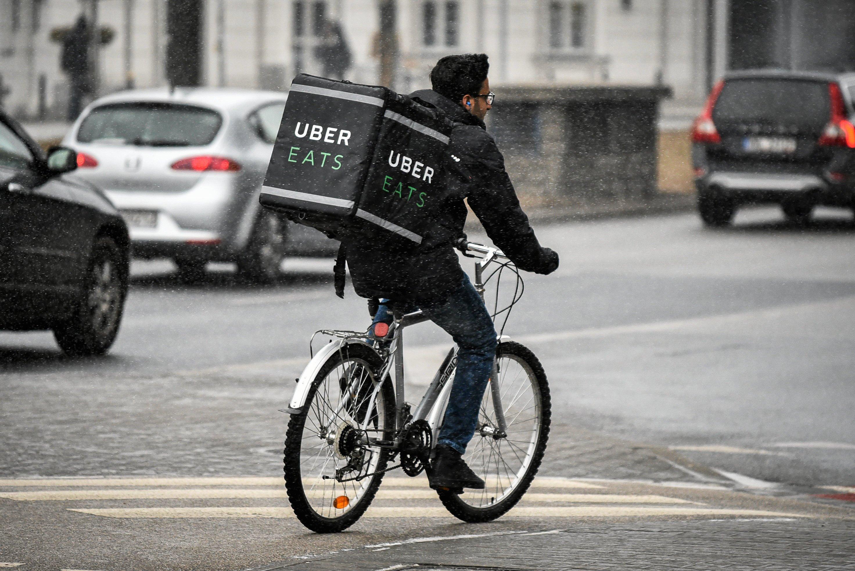Kurier Uber Eats na rowerze