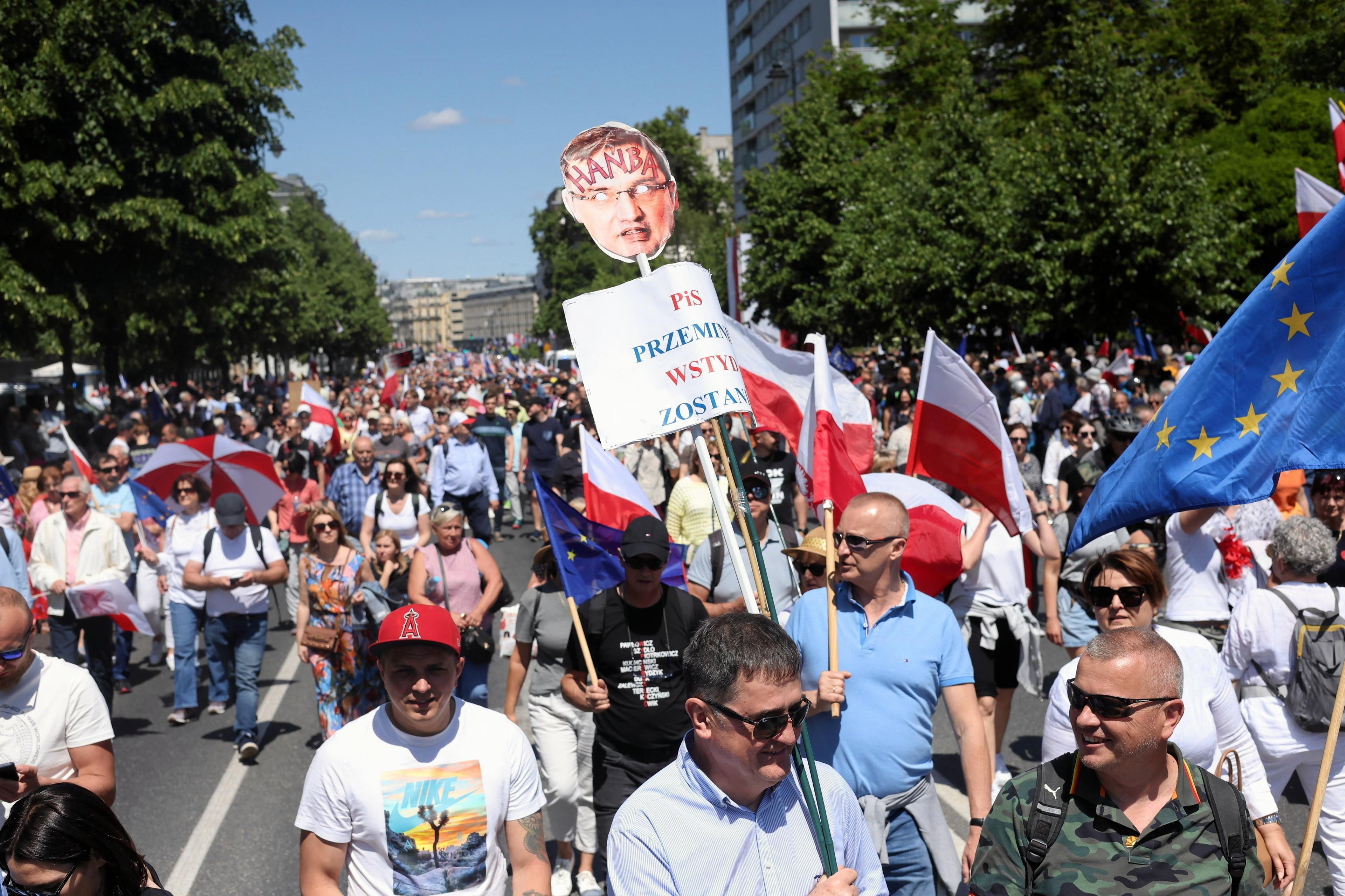 Tłum na ulicach Warszawy