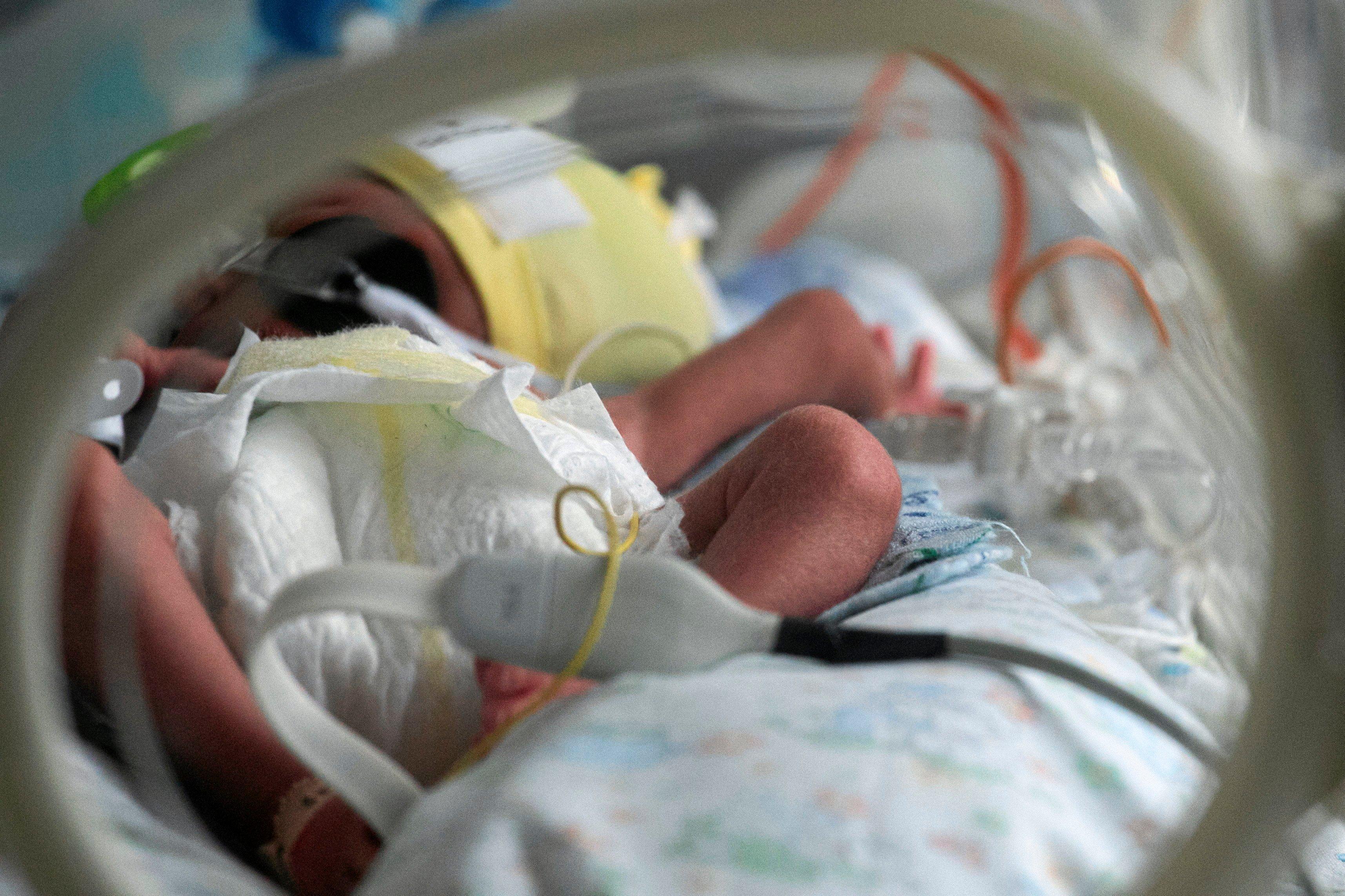 Niemowle po urodzeniu leży w szpitalnym łóżeczku