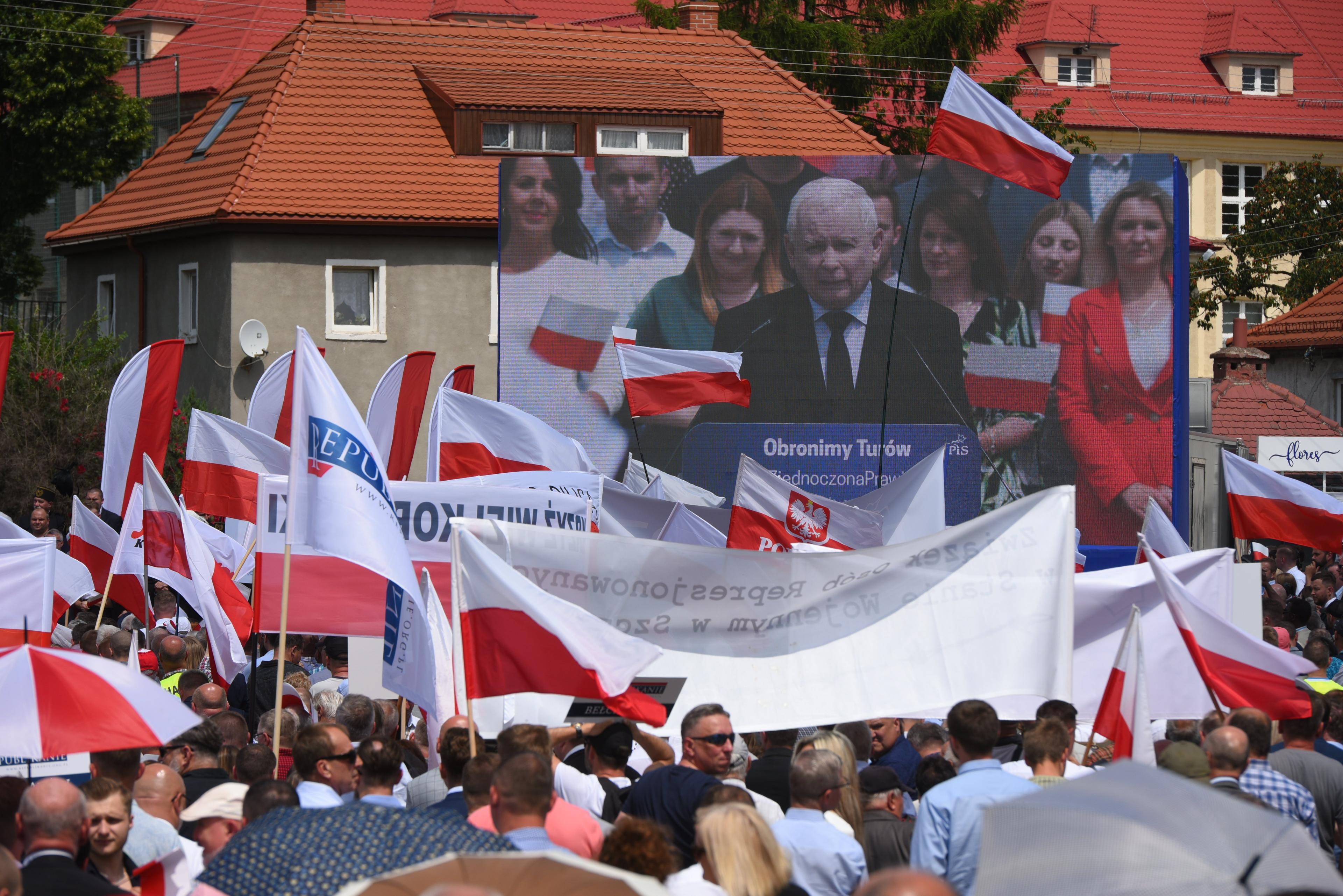 Jarosław Kaczyński widoczny na telebimie na placu pełnym ludzi