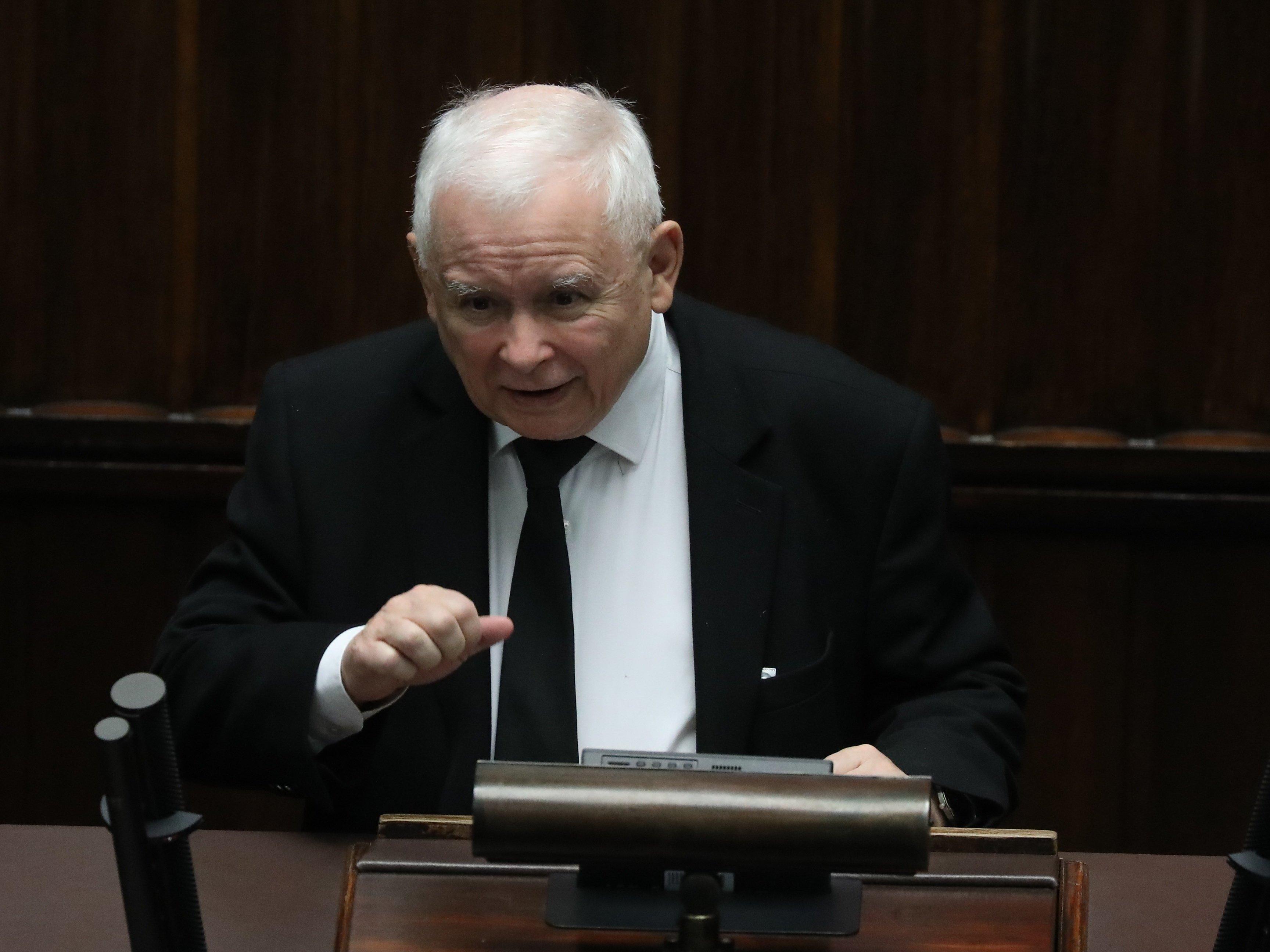Mężczyzna na trybunie sejmowej, Jarosław Kaczyński ogłasza referendum ws uchodźców