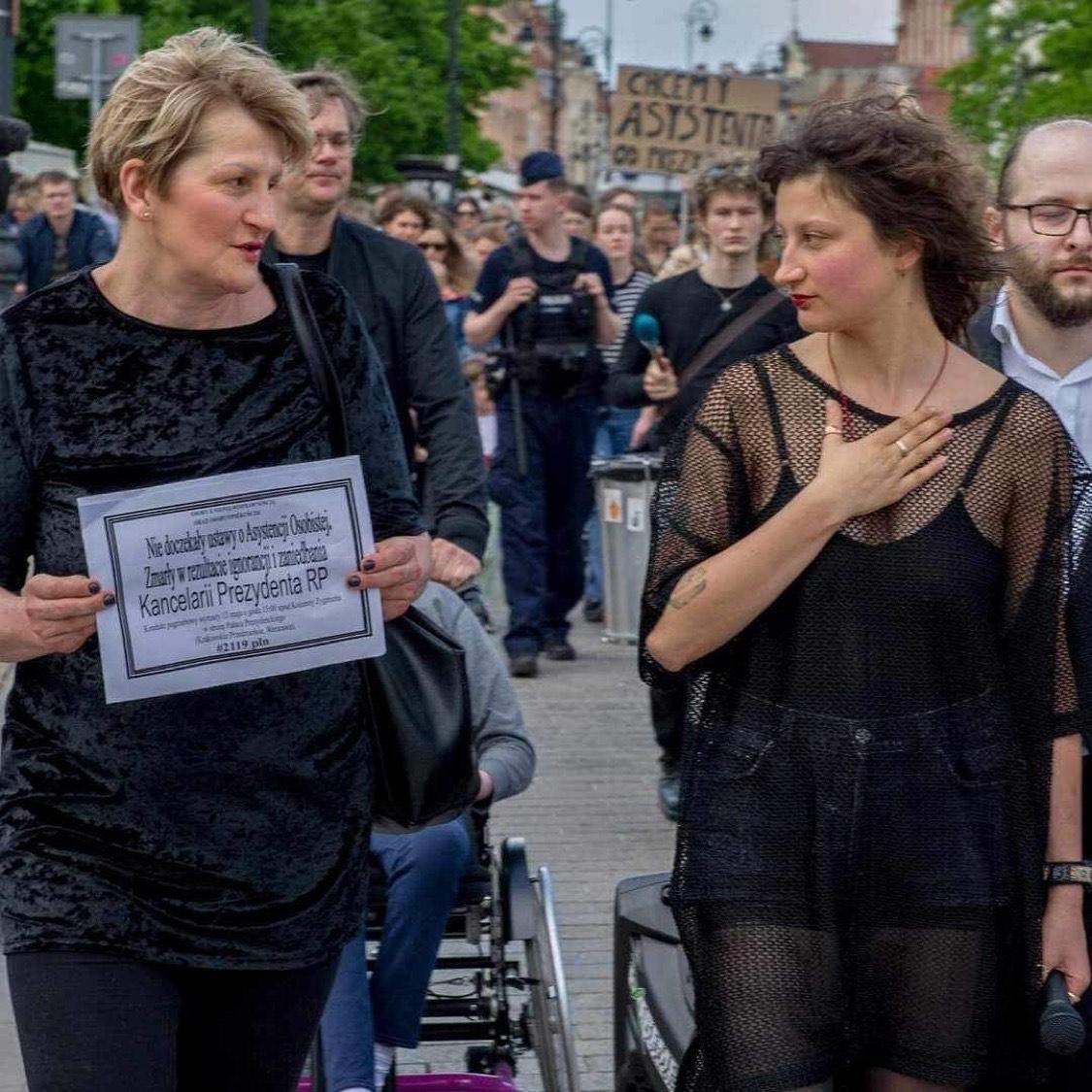 Katarzyna Kosecka i jej córka Karolina stoją na demonstracji.
