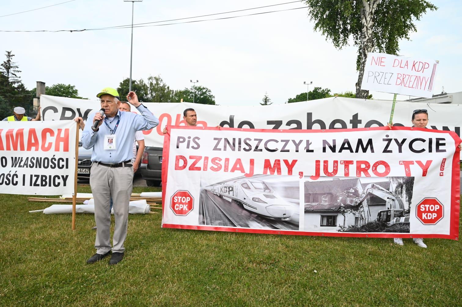 protestujący z transparentem: PiS zniszczył nam życie. Dzisiaj my, jutro ty!. Stop KDP