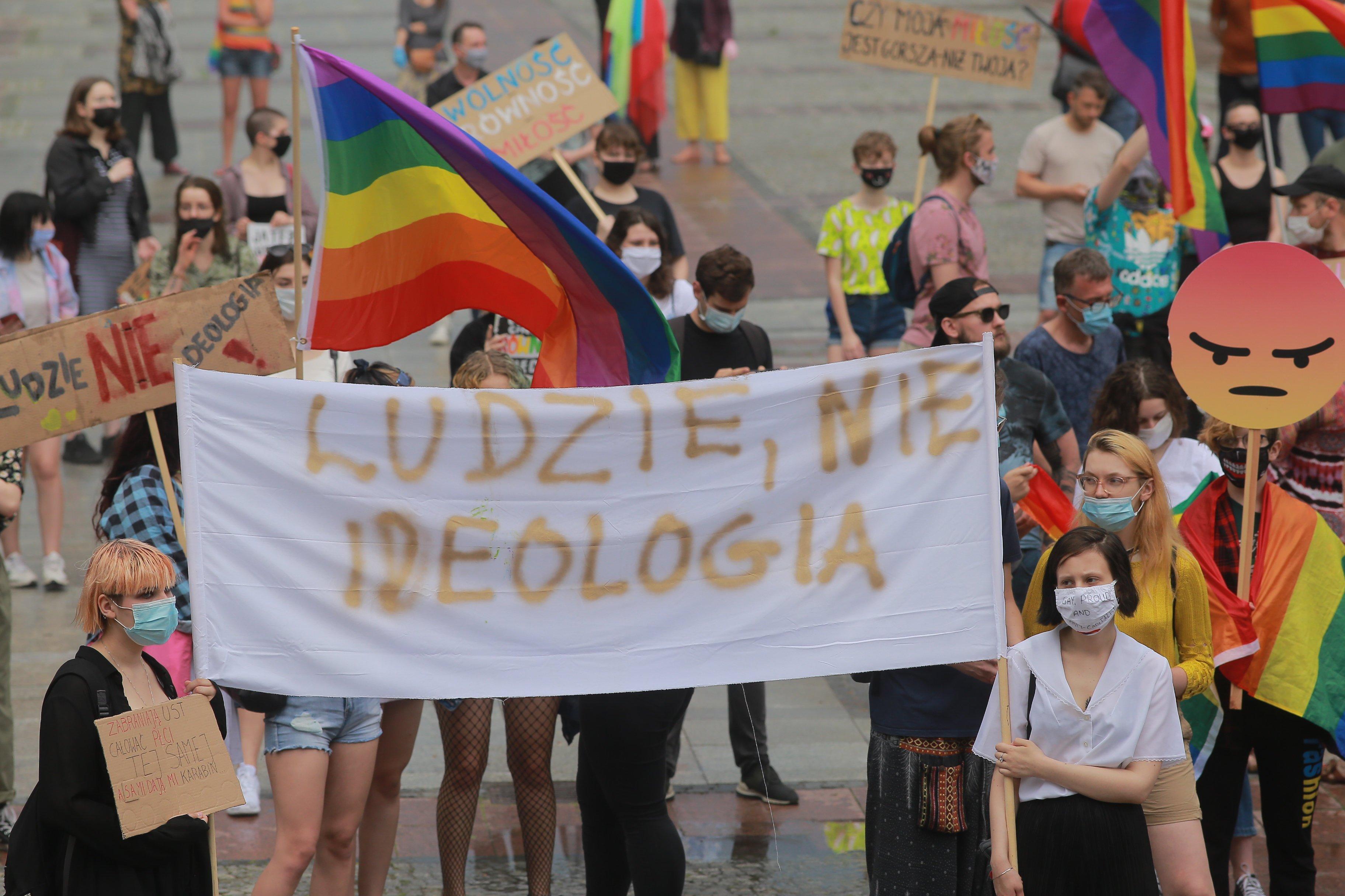 Na zdjęciu uczestnicy marszu równości w Białymsutku niosący duży transparent z hasłem "Ludzie nie ideologia"