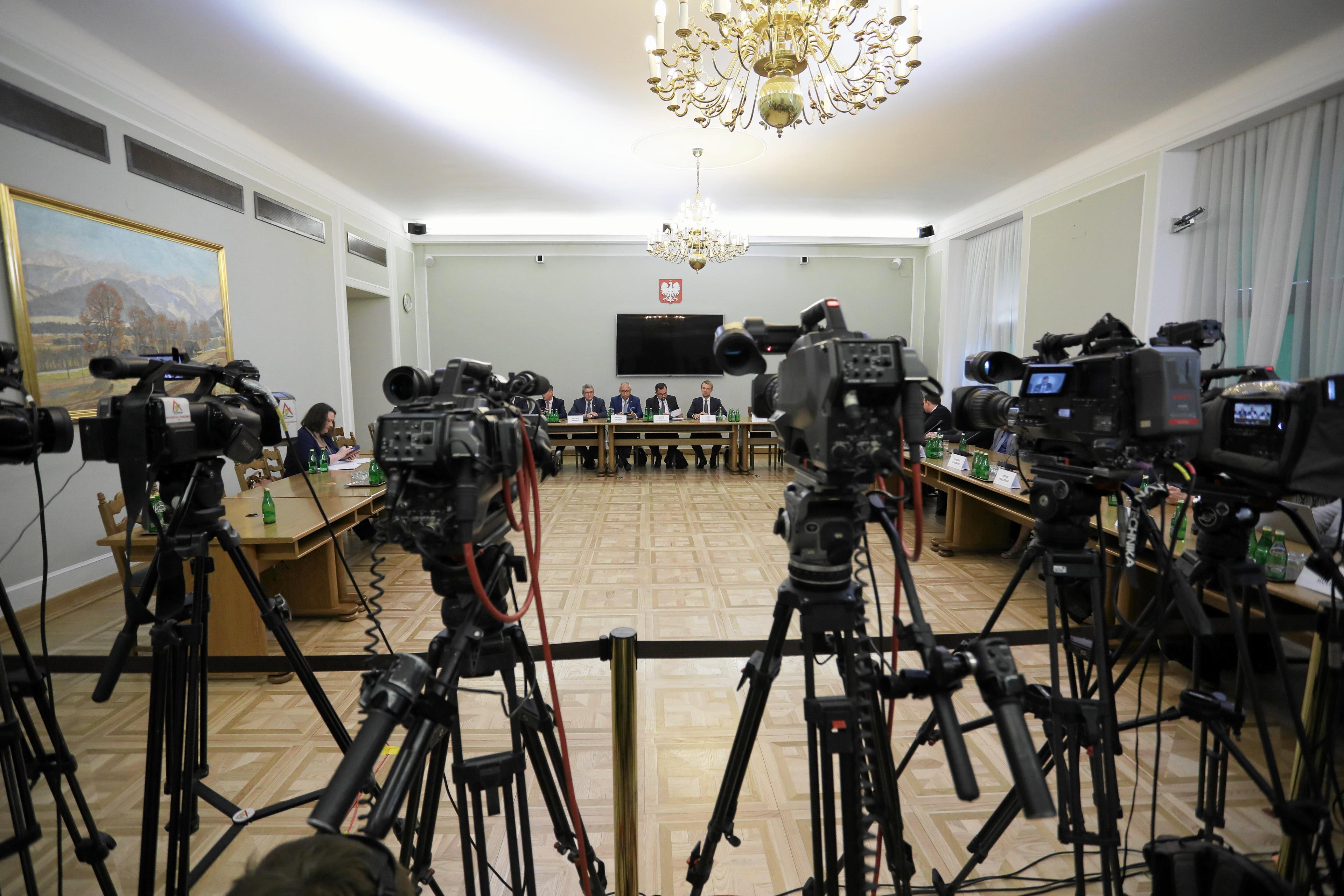 Kamery rejestrujące wystapienia polityków z komisji śledczej