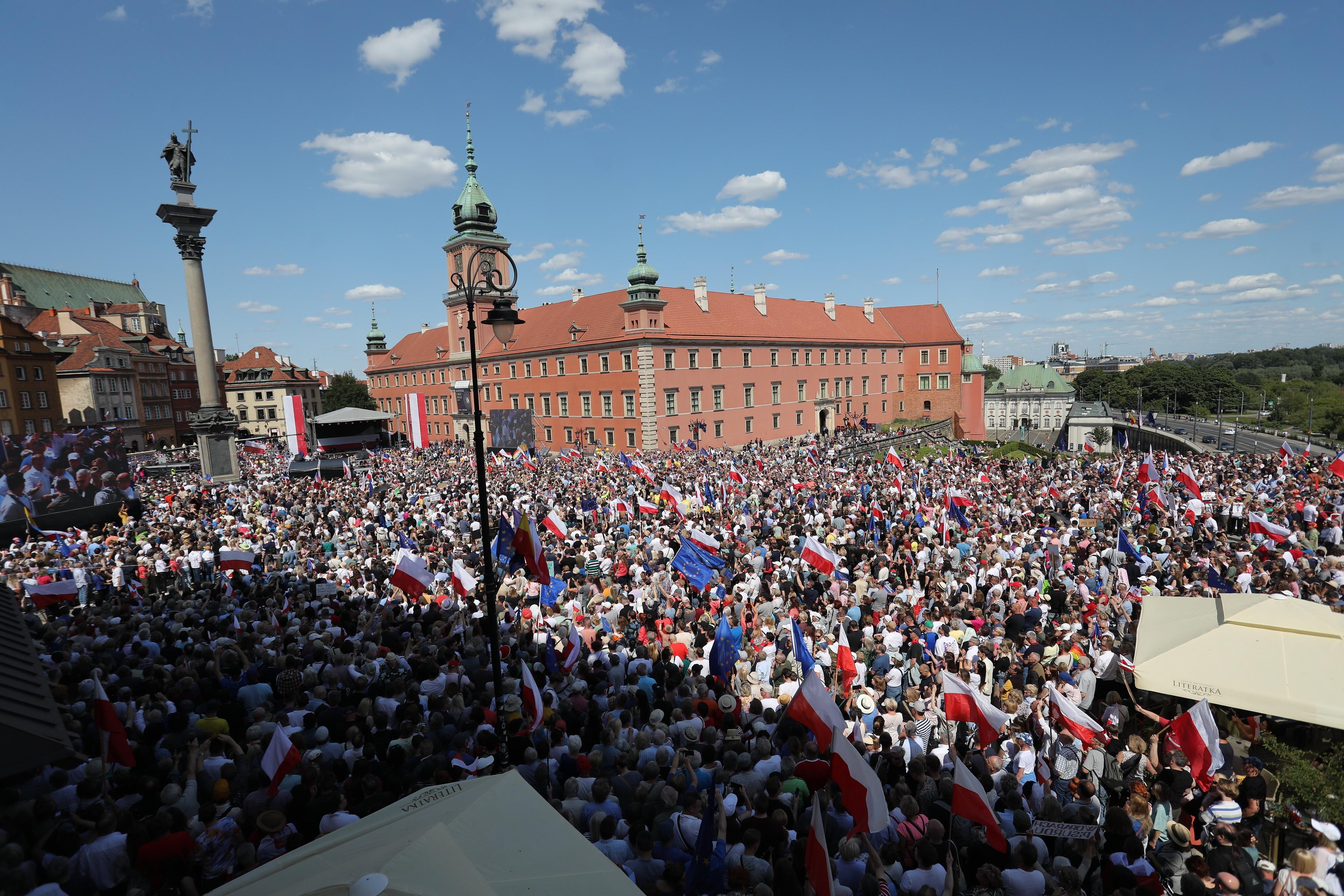 Plac zamkowy w Warszawie szczelnie wypełniony ludźmi