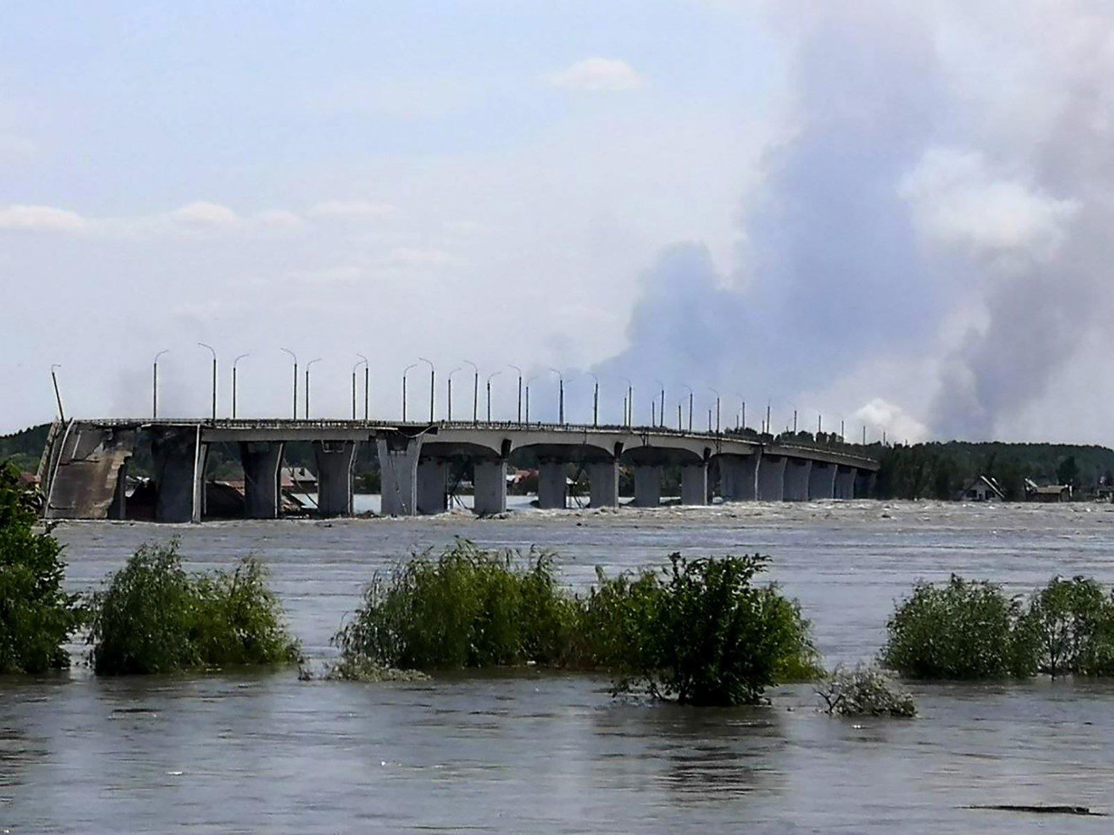 Widok na uszkodzony most