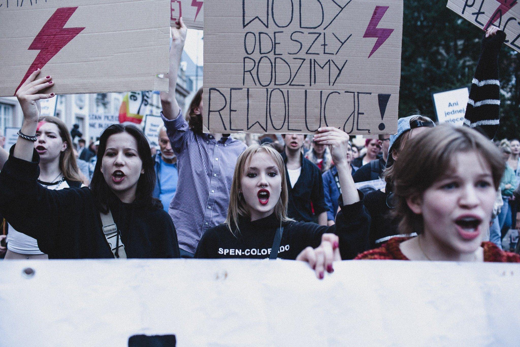 Protest w Warszawie, kobiety z hasłami