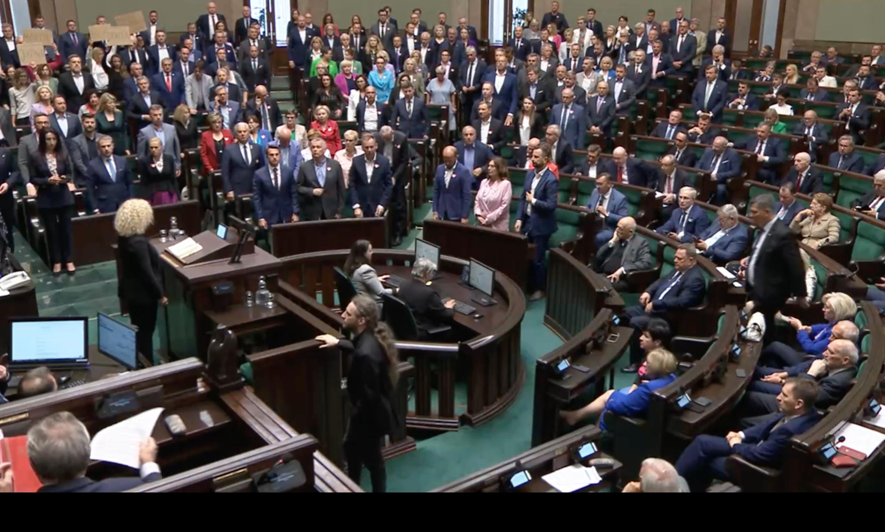 Część Sejmu stoi a część siedzi
