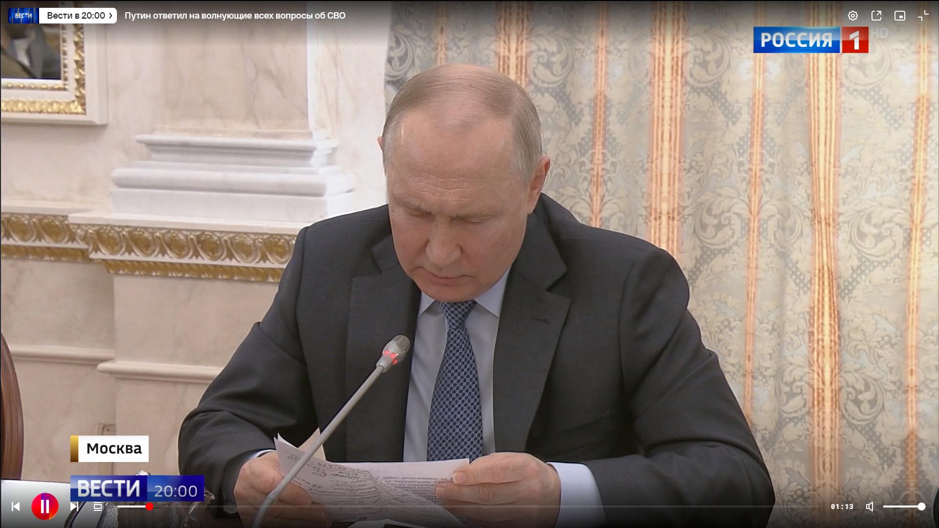 Putin (łusiejacy starszy mezczyzna) zagląda do notatek. W tle - marmury