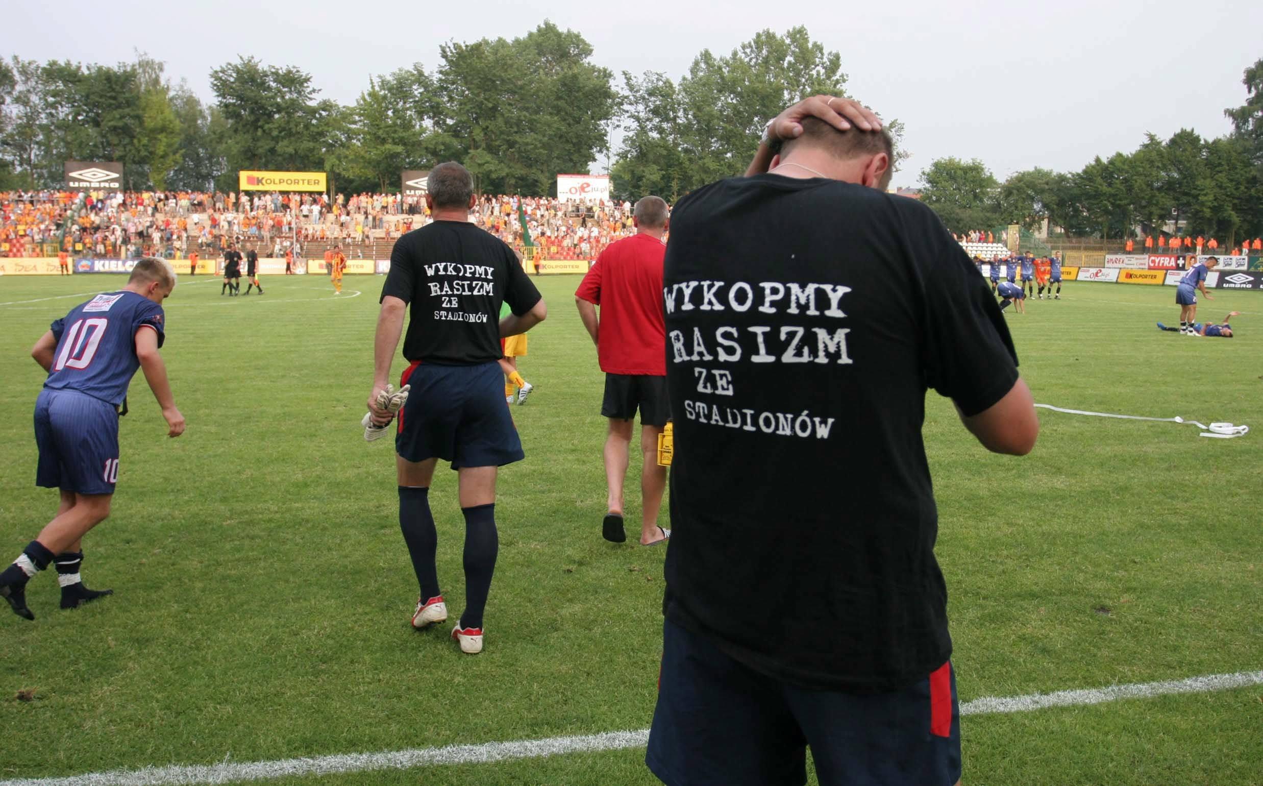 Piłkarze w koszulkach "Wykopmy rasizm ze stadionów"