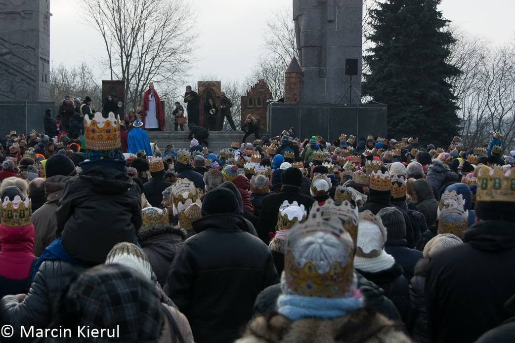 Tłum ludzi pod pomnikiem Wyzwolenia Warmii i Mazur w Olsztynie, orszak Trzech Króli
