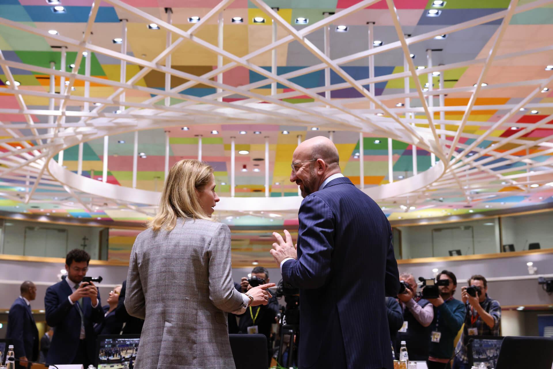 Zdjęcie ilustracyjne - szczyt Rady Europejskiej z marca 2023 roku, na pierwszym planie przewodniczący Rady Europejskiej Charles Michel rozmawia z premierką Estonii Kają Kallas