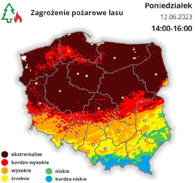 mapa polski, północ zaznaczona kolorem ciemnobordowym, oznaczającym ekstremalne zagrożenie pożarowe. Na południu zagrożenie niskie i średnie, w centrum ekstremalne i wysokie