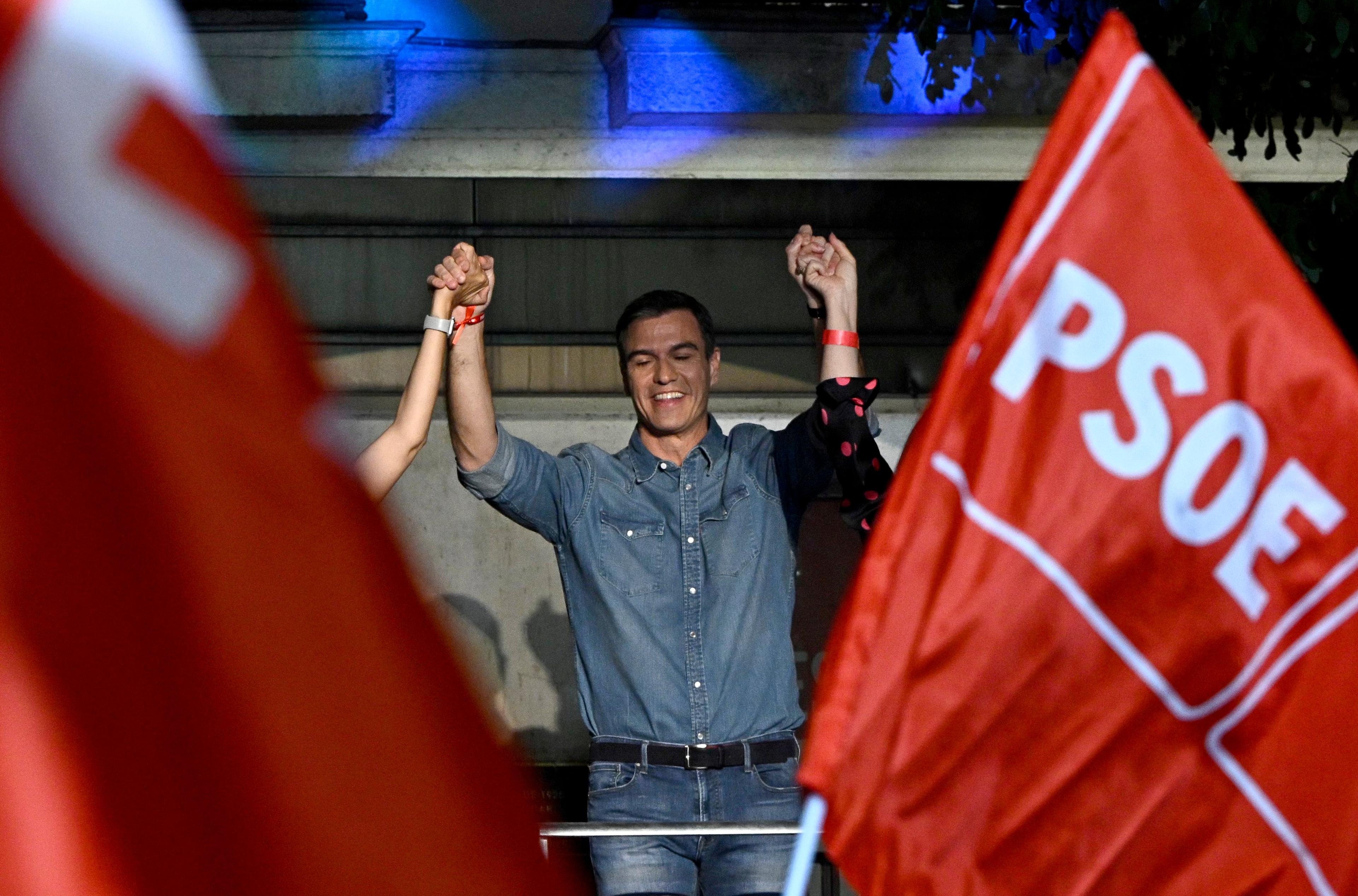 Spanish Prime Minister and Socialist Party (PSOE) candidate for re-election Pedro Sanchez and PSOE members celebrate after Spain's general election at the Spanish Socialist Party (PSOE) headquarters in Madrid on July 23, 2023. - The Spanish right is only just slightly ahead of the socialists of Prime Minister Pedro Sanchez, who maintains a chance to stay in power through the game of alliances, according on partial results following Spain's general election. (Photo by JAVIER SORIANO / AFP)
