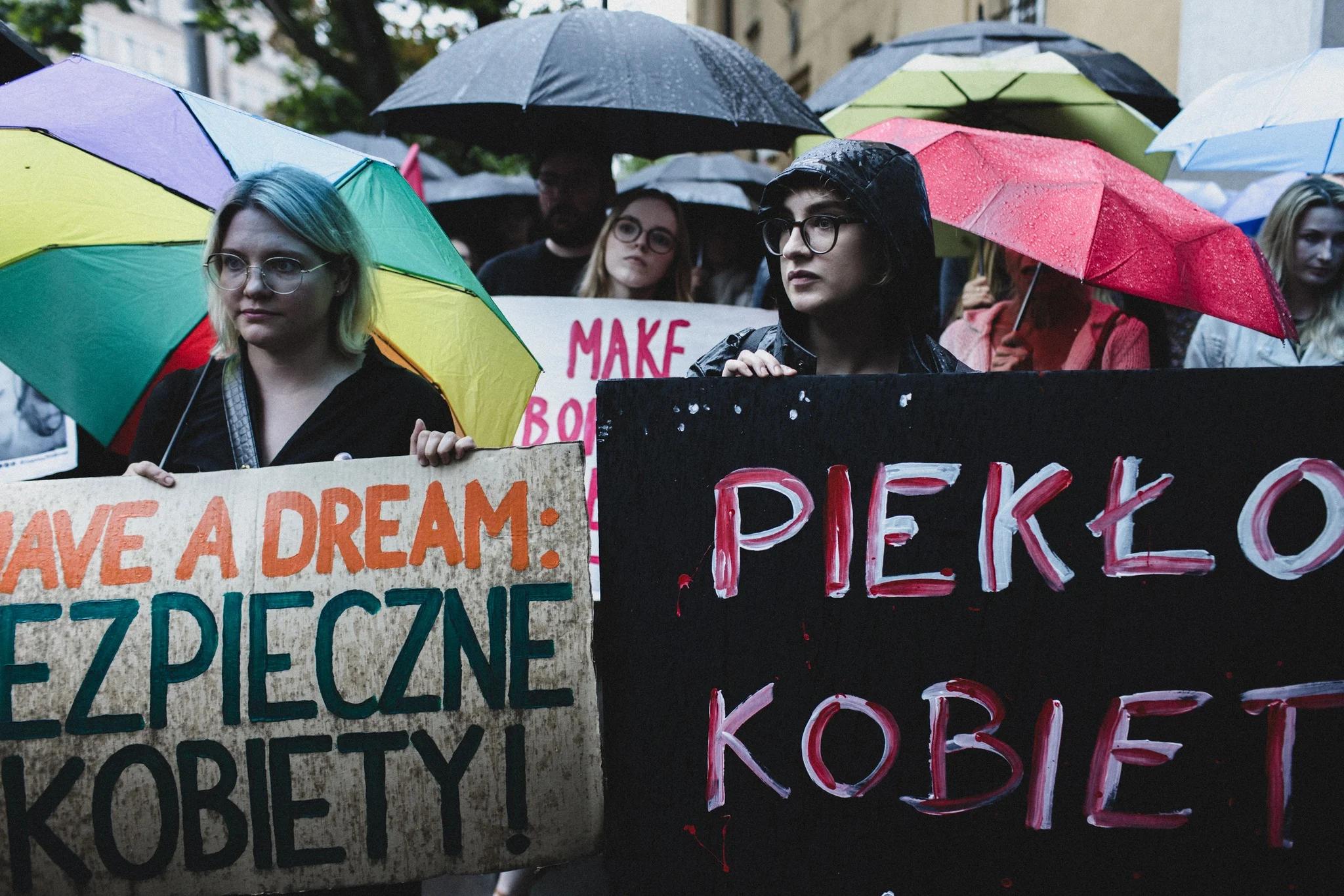 Protest w geście solidarności z panią Joanną. Na zdjęciu widać kobiety trzymające transparenty z napisami: "I have a dream: bezpieczne kobiety" oraz "Piekło kobiet".
