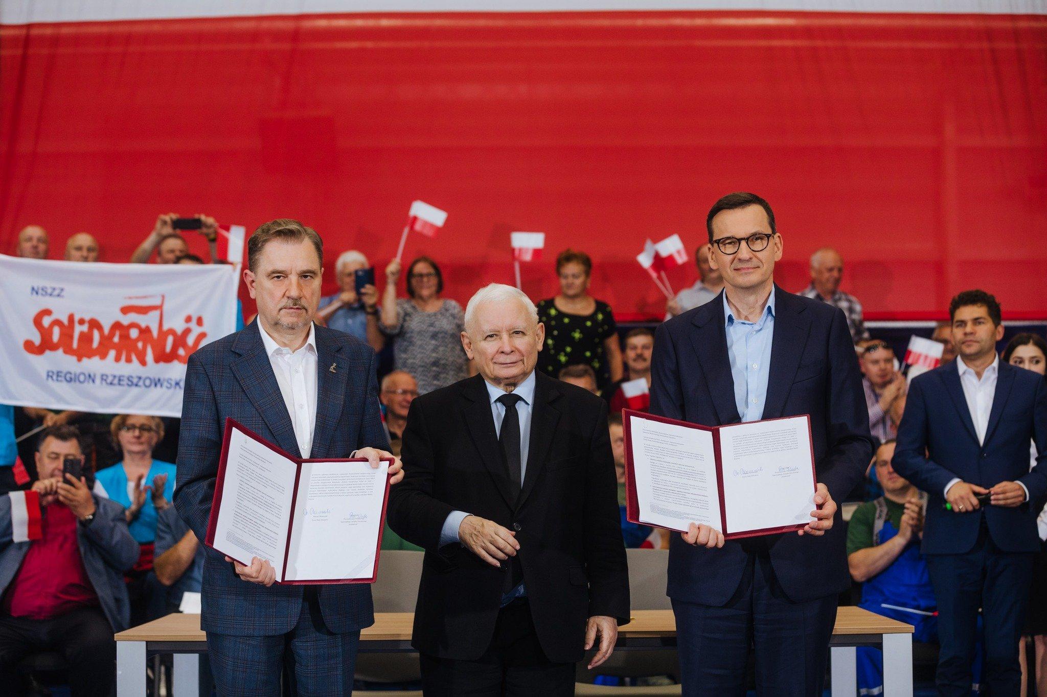 Piotr Duda, Jarosław Kaczyński, Mateusz Morawiecki trzymają podpisane porozumienie