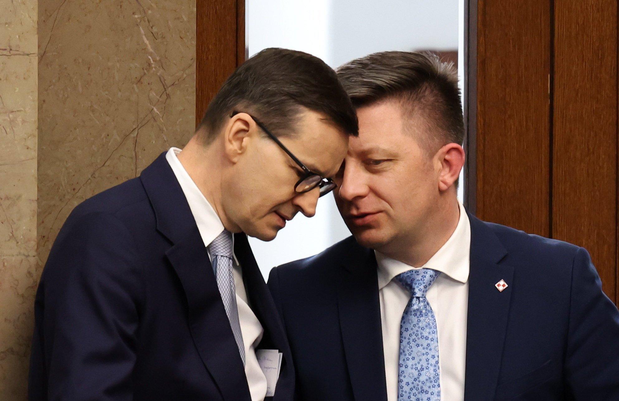 Na zdjęciu widzimy rozmawiających premiera Mateusza Morawieckiego i byłego szefa kancelarii premiera Michała Dworczyka