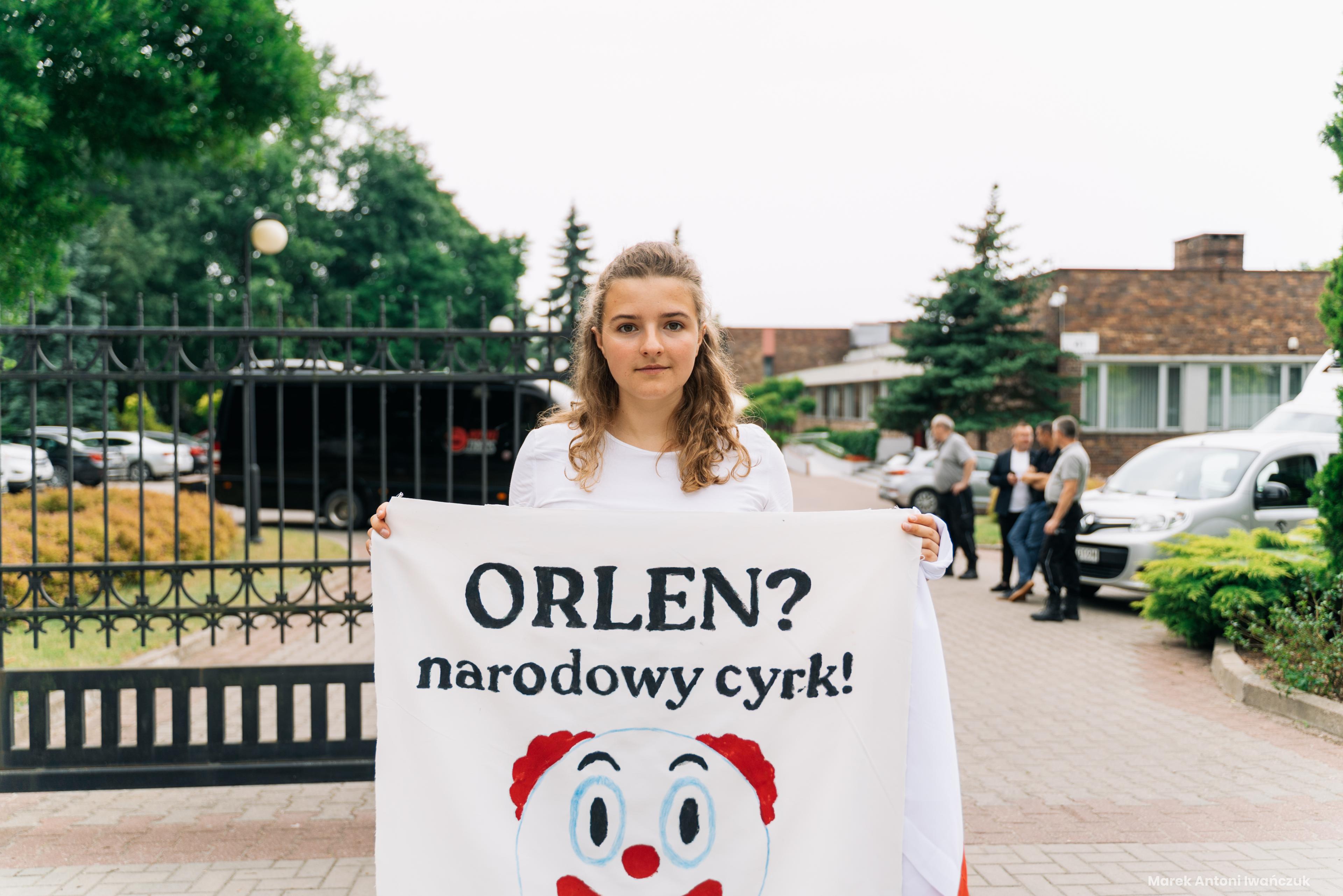 Młoda dziewczyna trzyma transparent Orlen? Narody cyrk