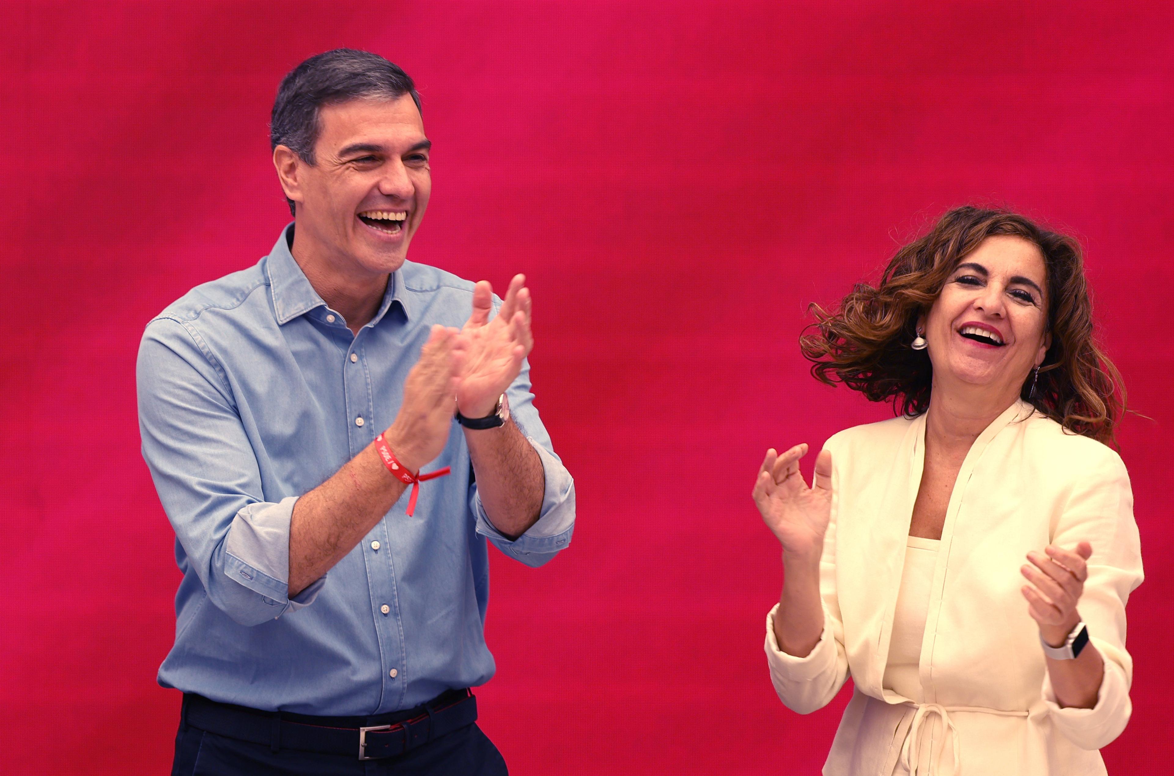 Mężczyzna i kobieta tańczą i śmieją się na czerwonym tle