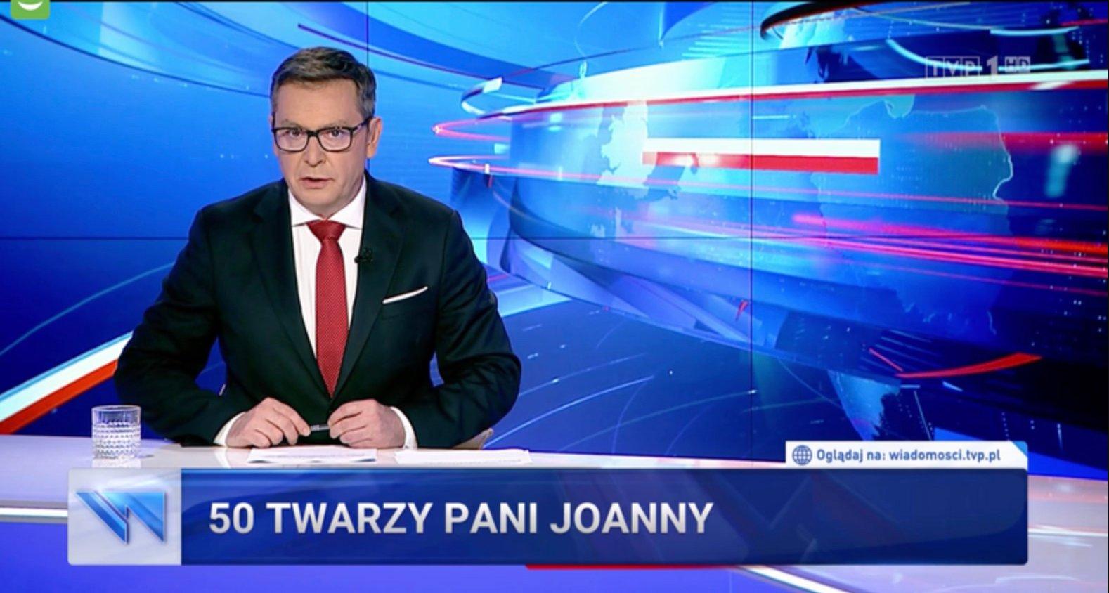 Pracownik TVP w studio, na ekranie u dołu pasek z napisem „50 twarzy pani Joanny”