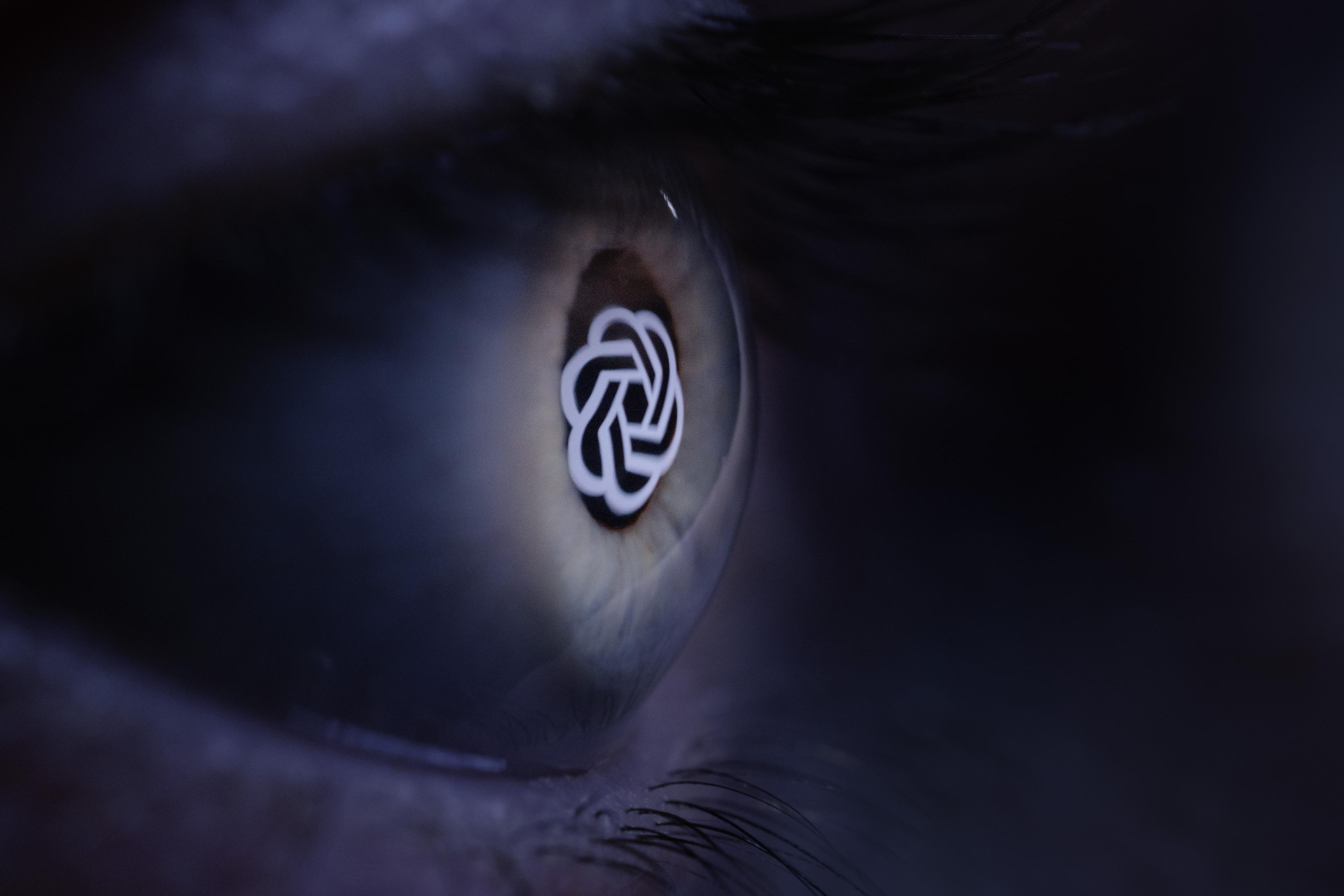 logo firmy OpenAI odbite w ludzkim oku