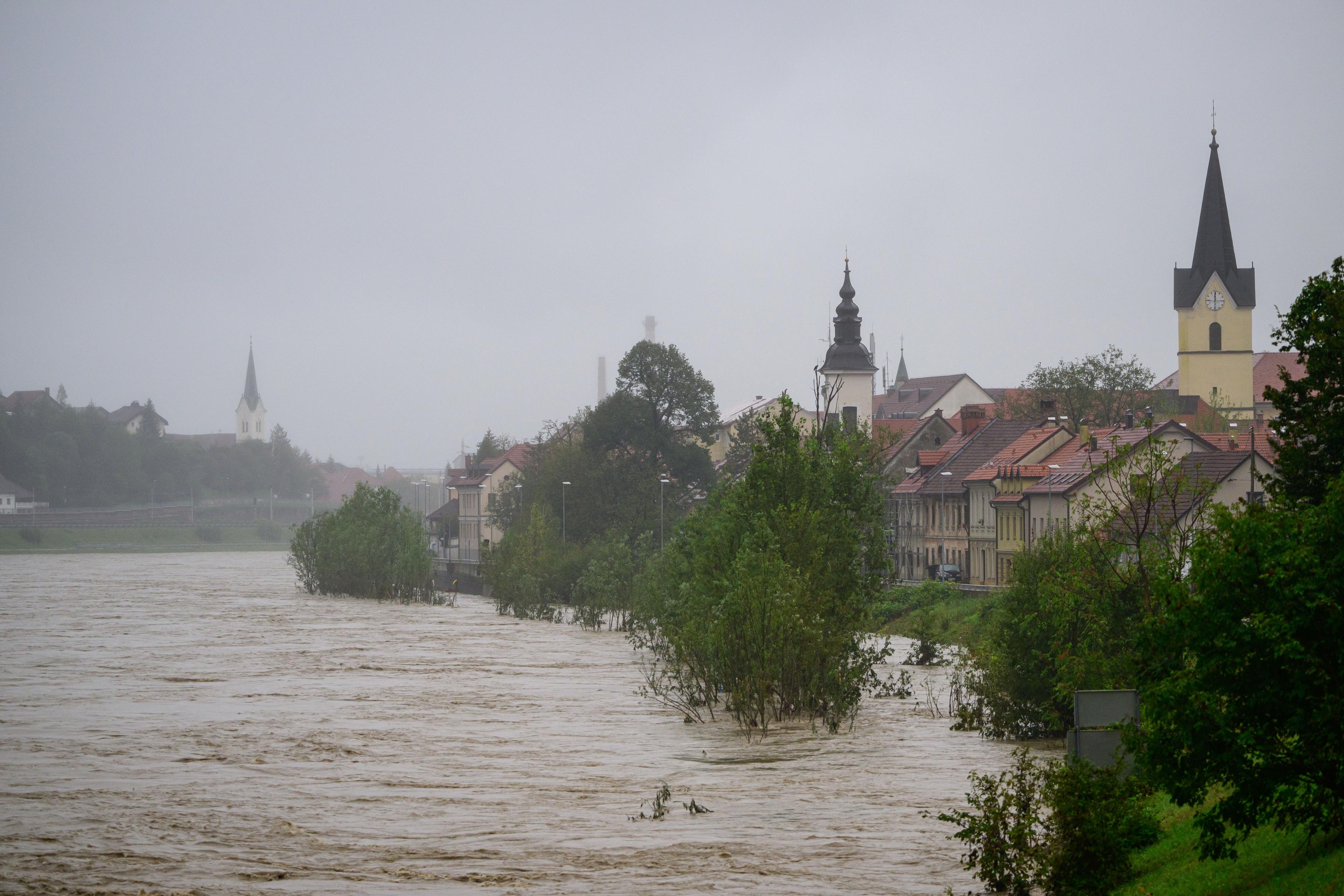 Powódź w Słowenii. Widać wezbraną rzekę zalewającą małe miasteczko