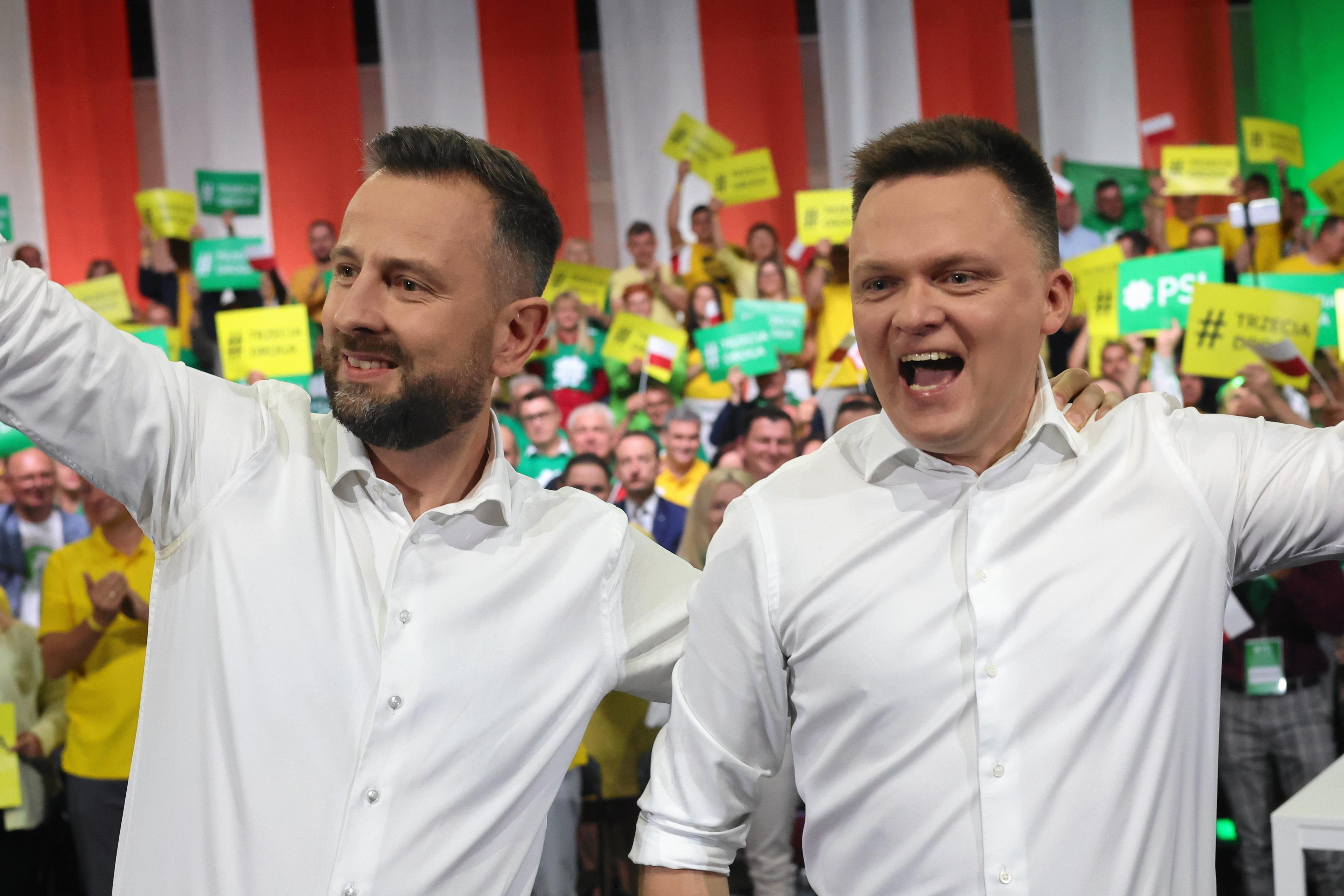 Na zdjęciu uśmiechnięci Władysław Kosiniak-Kamysz i Szymon Hołownia. PSL i Polska 2050 idą razem do wyborów jako Trzecia Droga