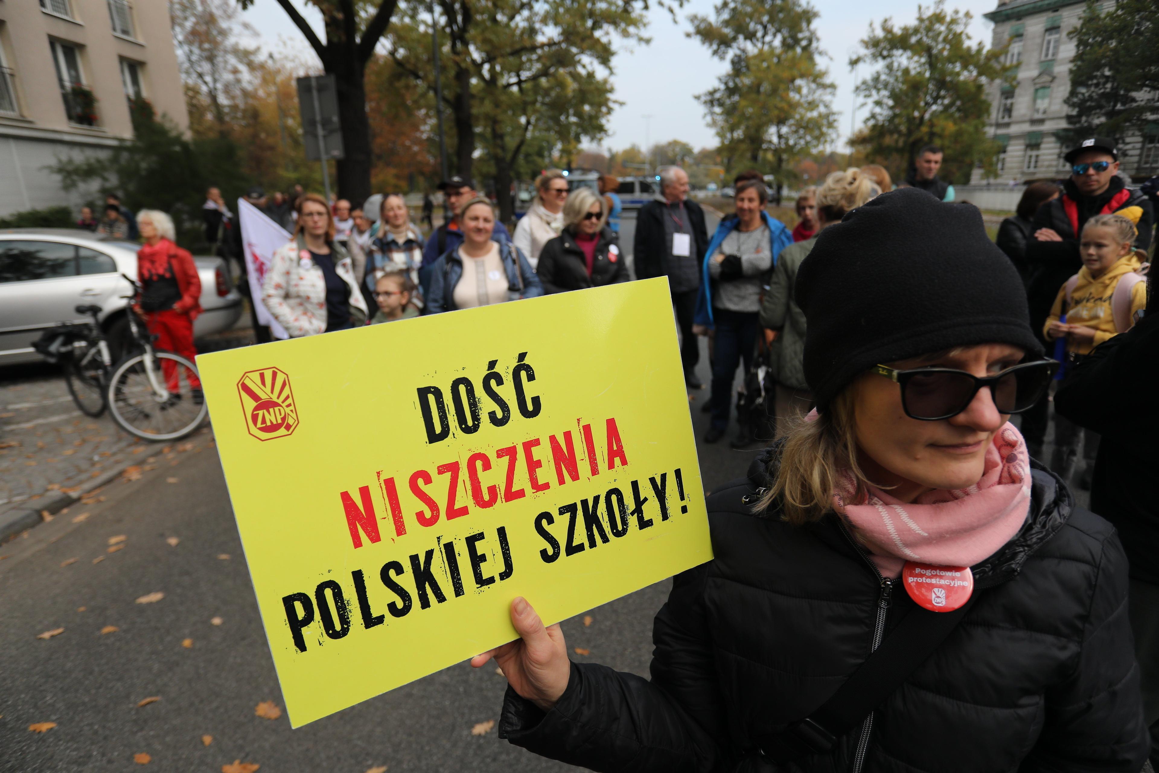 15.10.2022 Warszawa , al Szucha . MEN . Protest przeciwko ministrowi Edukacji Przemyslawowi Czarnkowi .