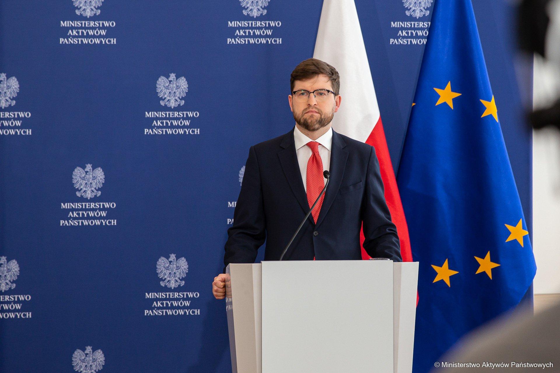 wiceminister aktywów państwowych Andrzej Śliwka podczas konferencji prasowej w KPRM