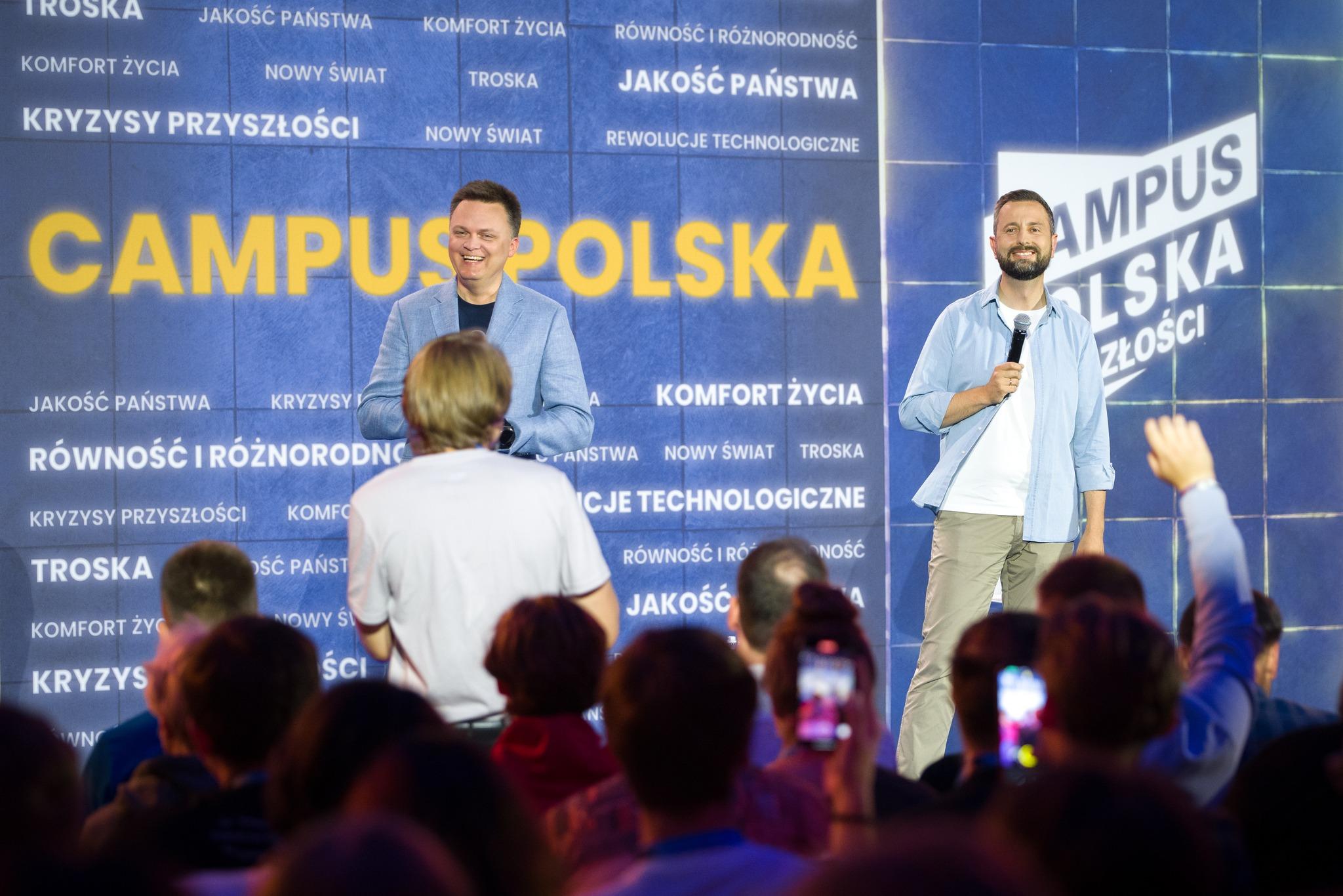 Szymon Hołownia i Władysław Kosiniak-Kamysz stoją na scenie podczas debaty na Campusie Polska Przyszłości. Jeden z widzów zadaje pytanie