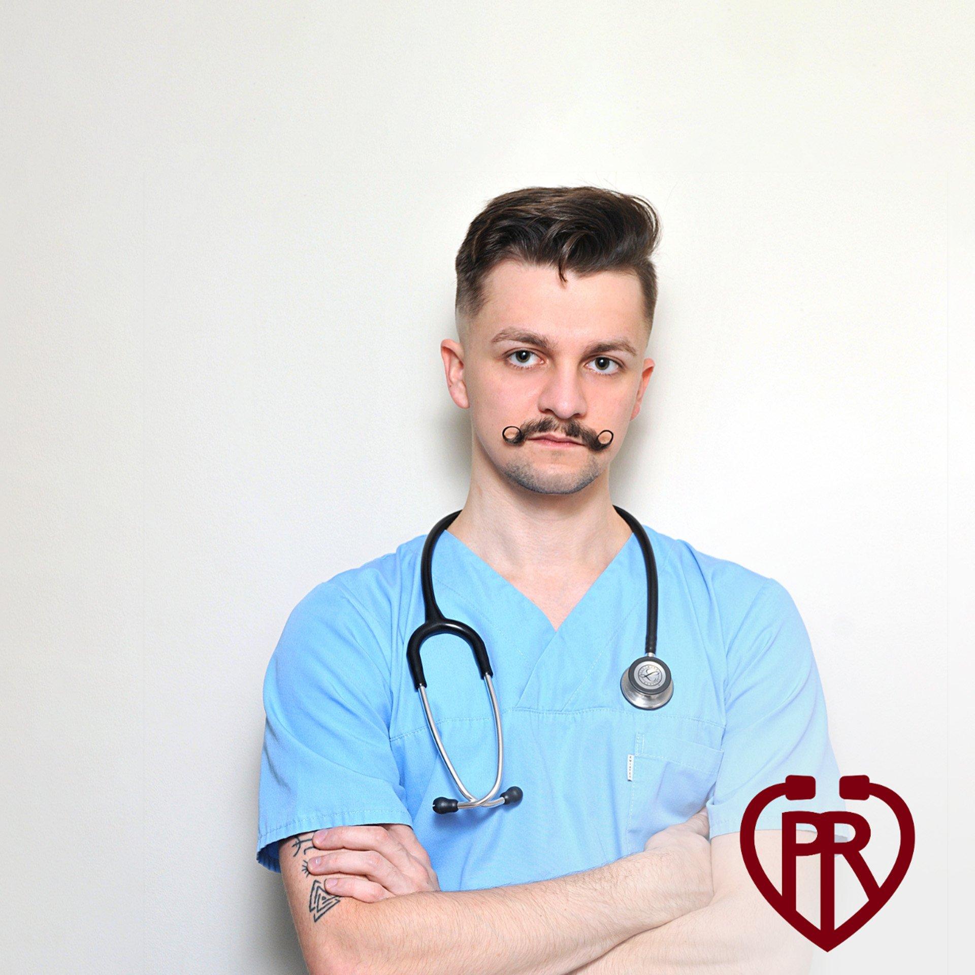 Lek. Sebastian Goncerz: portret lekarza w niebieskim kitlu ze stetoskopem na szyi