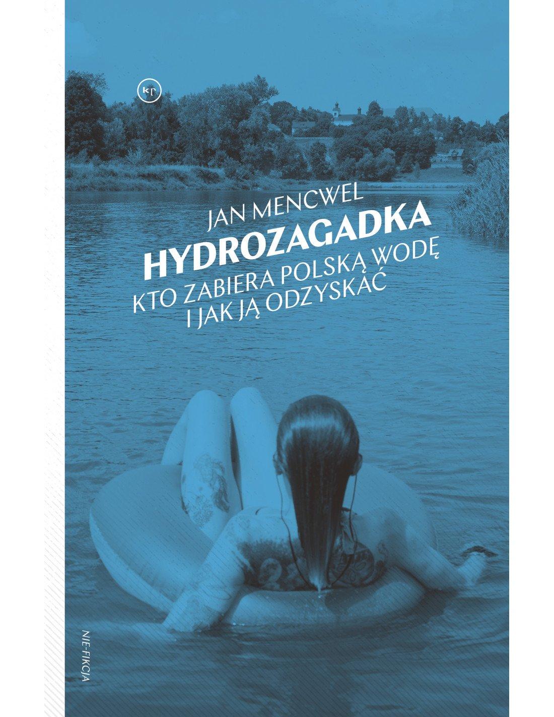 Okładka książki Hydrozagadka. Kto zabiera polska wodę i jak ją odzyskać. Na okładce kobieta pływa w wodzie na nadmuchiwanym kole