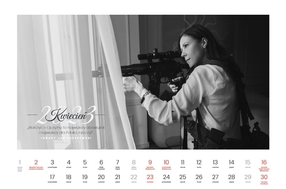 Strona na miesiąc kwiecień z kalendarza na 2023. Na zdjęciu Magdalena Sosnowska pozująca z karabinkiem jak snajperka